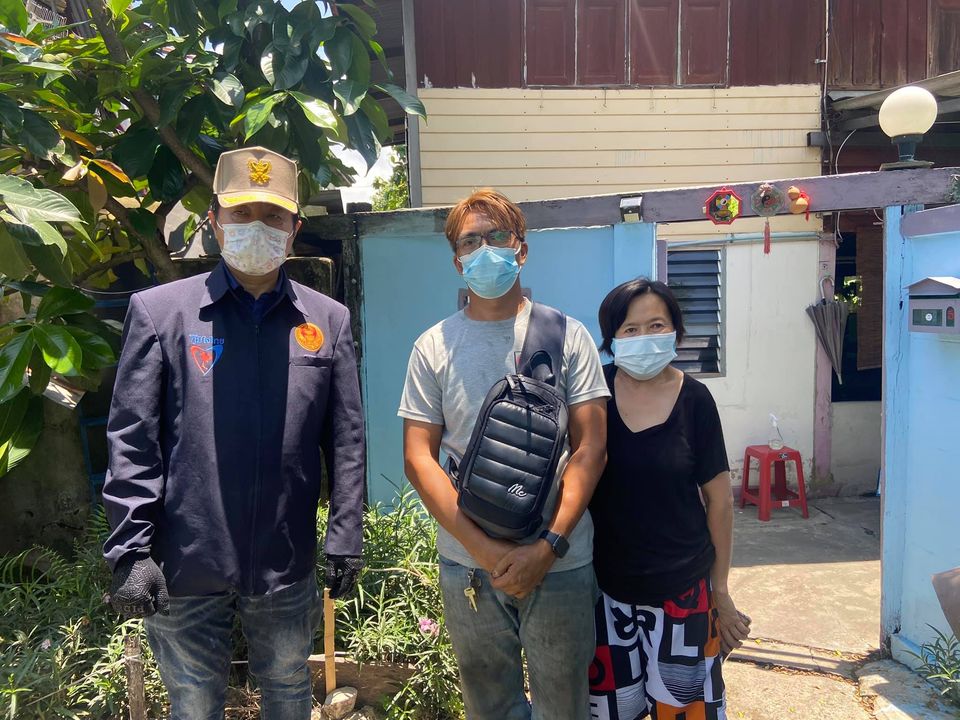 "ส.ส.โชติพิพัฒน์" พร้อมทีมงาน ลงพื้นที่ช่วยเหลือประชาชนในการพ่นยาฆ่าเชื้อป้องกันไวรัสโควิด ในเขตพื้นที่จอมทอง-ธนบุรี-ทวีวัฒนา