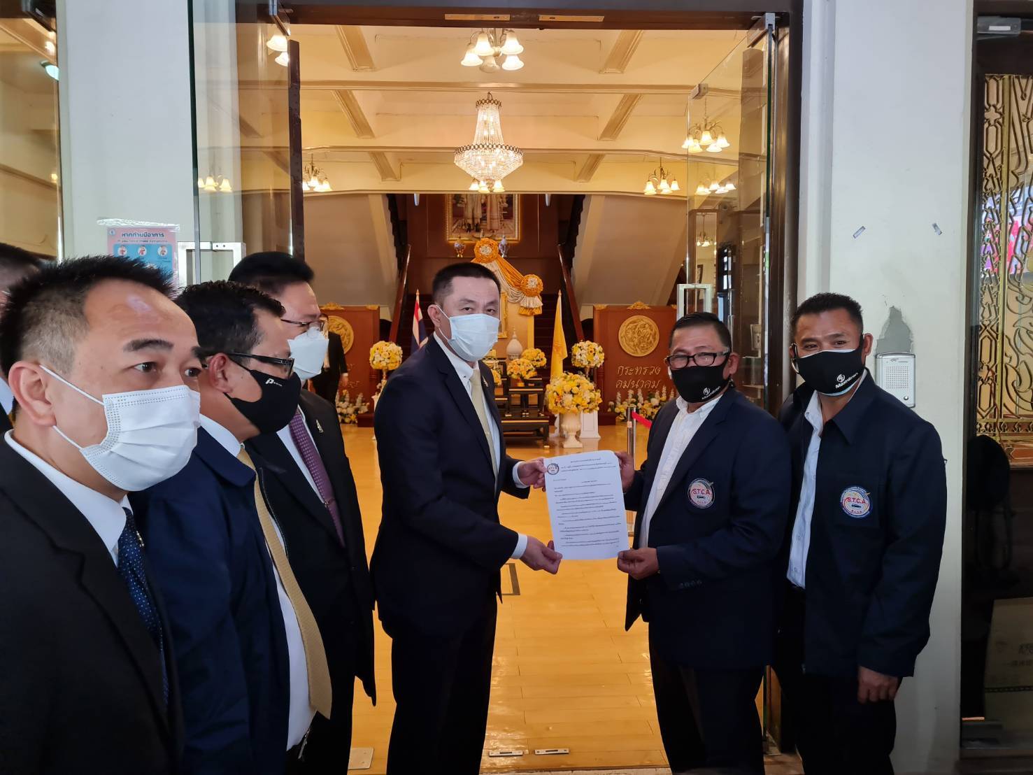 รมว.ศักดิ์สยาม ชิดชอบ เผย!! ผู้ให้บริการแอปพลิเคชัน กลุ่มประชาชนผู้ให้บริการรับส่งผู้โดยสารผ่านแอปฯ และกลุ่มรถแท็กซี่ พร้อมสนับสนุนนโยบายภาครัฐที่เปิดโอกาสให้รถยนต์รับจ้างทางเลือกผ่านแอปฯ เป็นบริการขนส่งสาธารณะทางเลือกที่ถูกต้องตามกฎหมาย