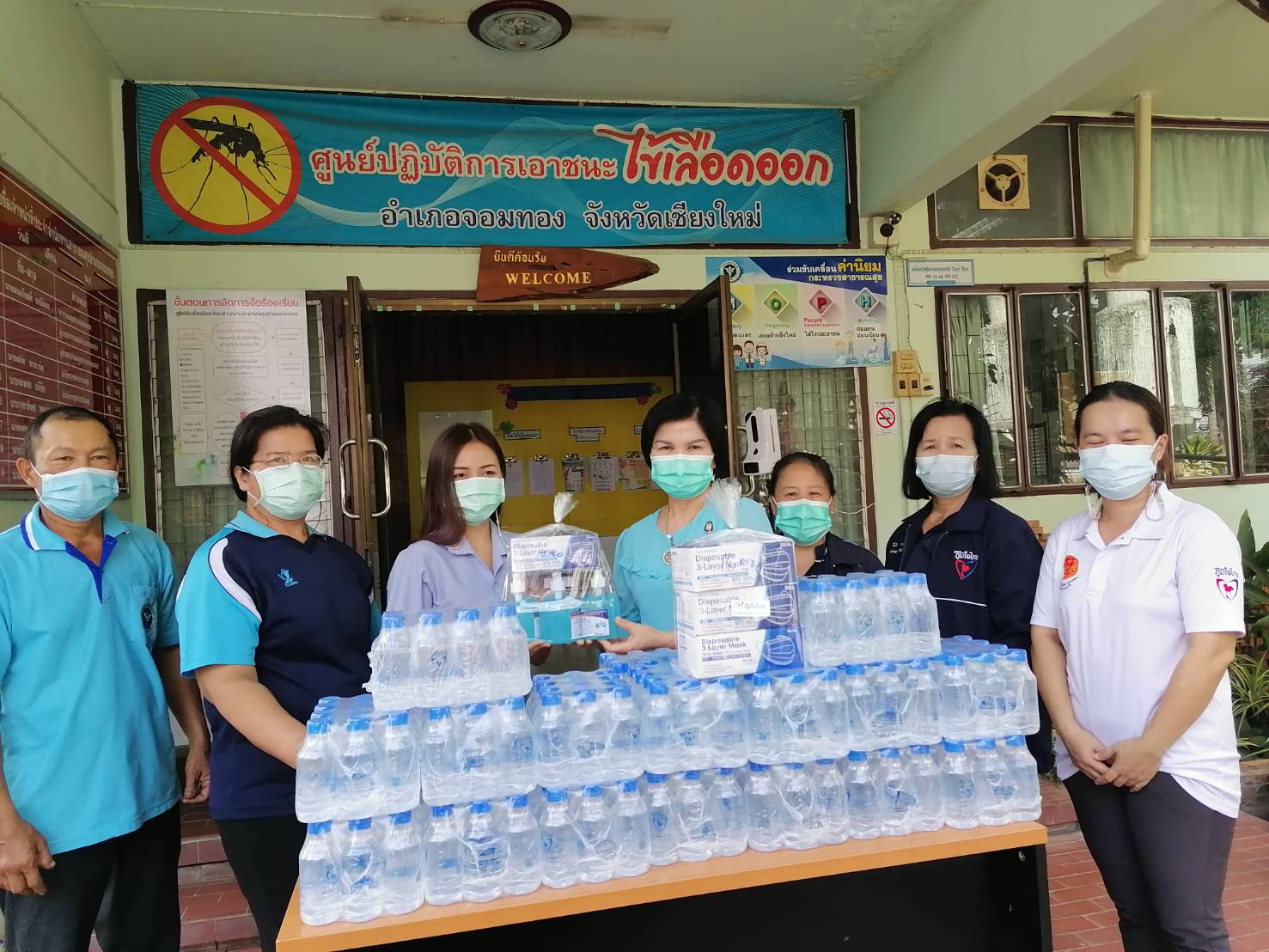 ส.ส.ศรีนวล บุญลือ ลงพื้นที่พร้อมทีมงาน มอบน้ำดื่ม หน้ากากอนามัย เจลล้างมือ ให้แก่ รพ.แม่วาง, รพ.จอมทอง เพื่อนำไปใช้บริการแก่ประชาชนที่มาฉีดวัคซีนป้องกันโควิด-19