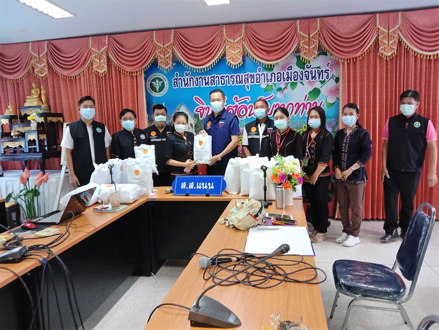 "ส.ส.อาสพลธ์" ห่วงใยพี่น้องประชาชน ลงพื้นที่มอบหน้ากากอนามัยให้กับ รพ.สต. ในเขตพื้นที่ อ.เมืองจันทร์ และ อ.อุทุมพรพิสัย