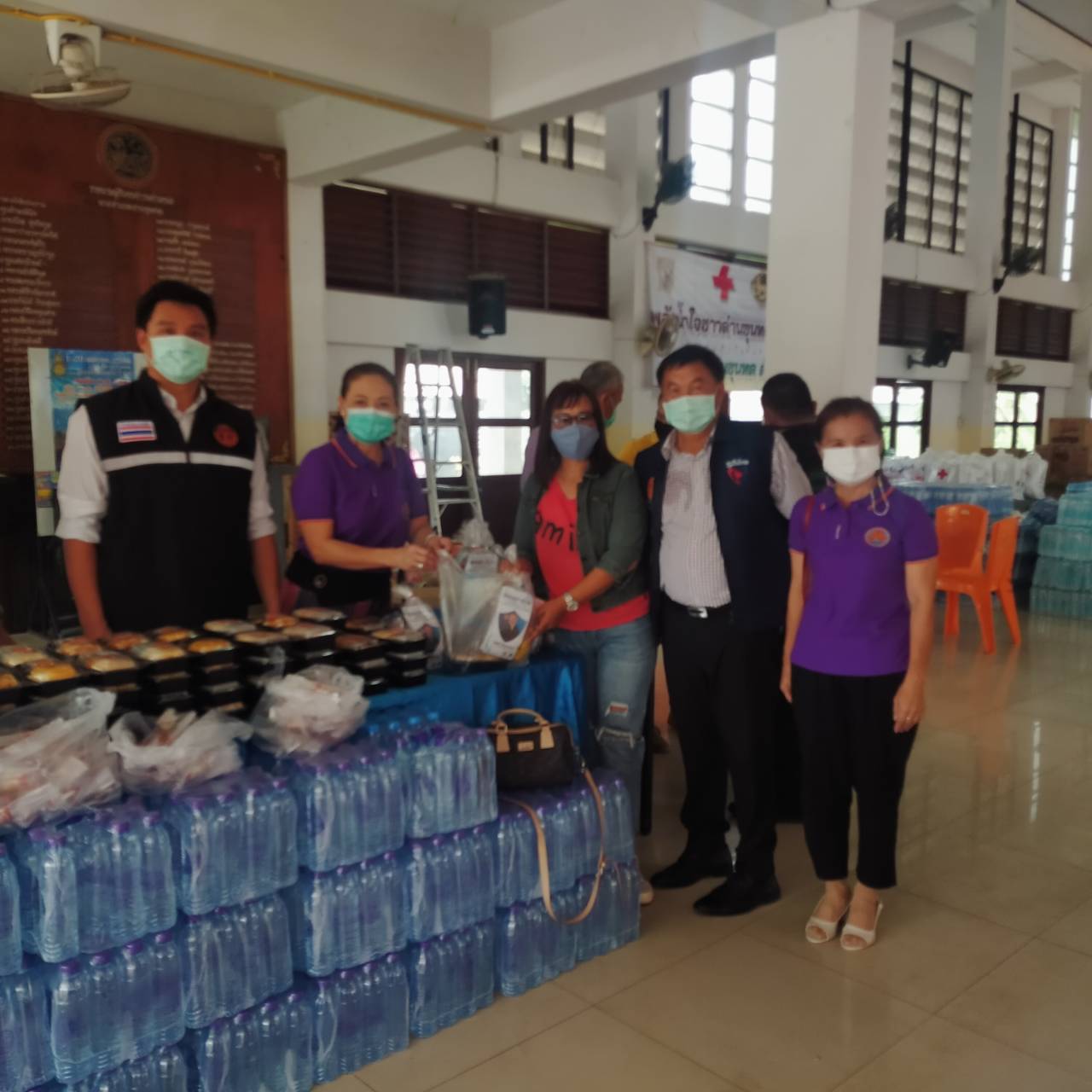 วิสิทธิ์ พิทยาภรณ์ ส.ส.เขต 13 นครราชสีมา ร่วมกันมอบอาหารกล่อง หน้ากากอนามัย และแอลกอฮอล์ ให้กับผู้ที่มาบริจาคเลือด จำนวน 250 ชุด ณ หอประชุมอำเภอด่านขุนทด ตามโครงการ "พลังบุญ สู้วิกฤติ โควิด-19 ปี 2"