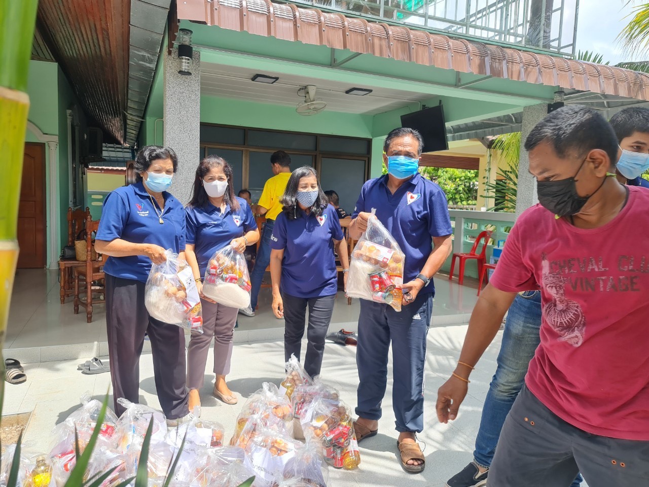 "ส.ส.ฉลอง" ห่วงใยพี่น้องประชาชน รถหน้าลงพื้นที่มอบถุงยังชีพให้กับผู้กับตัวป้องกันโรค covid-19 ณ เทศบาลตำบลบ้านนา