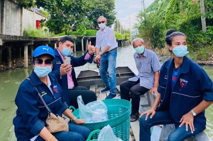 "ส.ส.มณฑล" ลงพื้นที่เยี่ยมพี่น้องประชาชน พร้อมมอบสิ่งของ อาหาร น้ำดื่ม หน้ากากอนามัย และเจลแอลกอฮอล์ ในพื้นที่เขตประเวศและเขตสวนหลวง