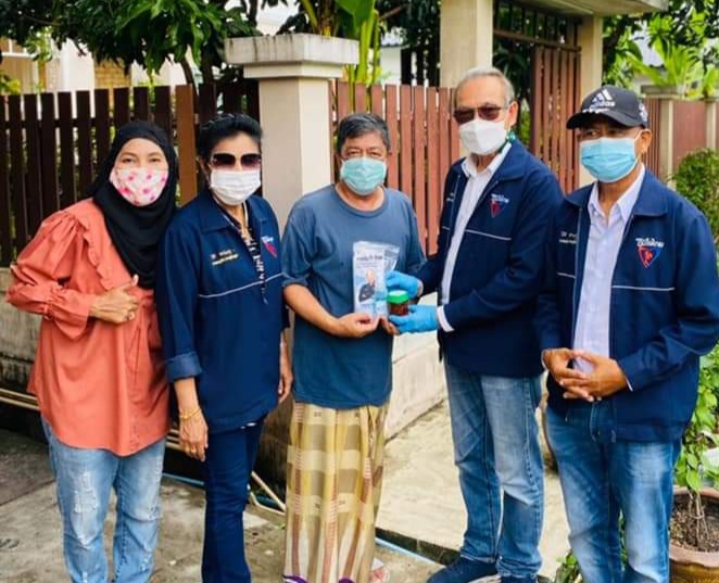 "ส.ส.มณฑล" ห่วงใยพี่น้องประชาชน ลงพื้นที่มอบเจลแอลกอฮอล์ และหน้ากากอนามัย พร้อมบริการฉีดพ่นฆ่าเชื้อเพื่อป้องกัน Covid-19 ในพื้นที่เขตสวนหลวง กทม.