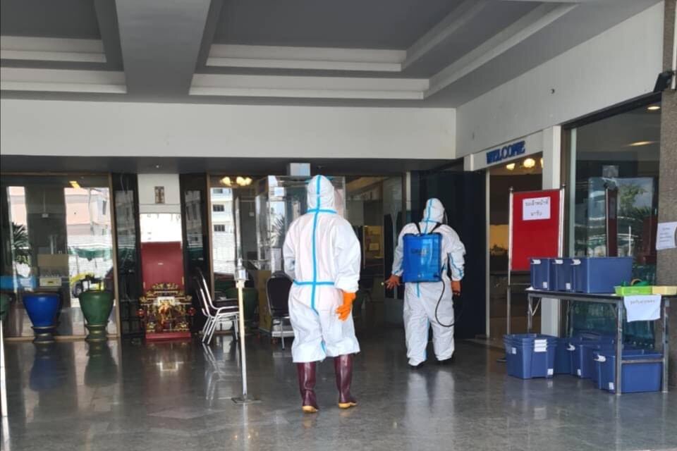 ปลอดภัยไว้ก่อน! ส.ส.กิตติชัย เรืองสวัสดิ์ มอบหมายทีมงาน ลงพื้นที่พ่นยาฆ่าเชื้อไวรัส พื้นที่ศูนย์ควบคุม Local Quarantine จ.ฉะเชิงเทรา