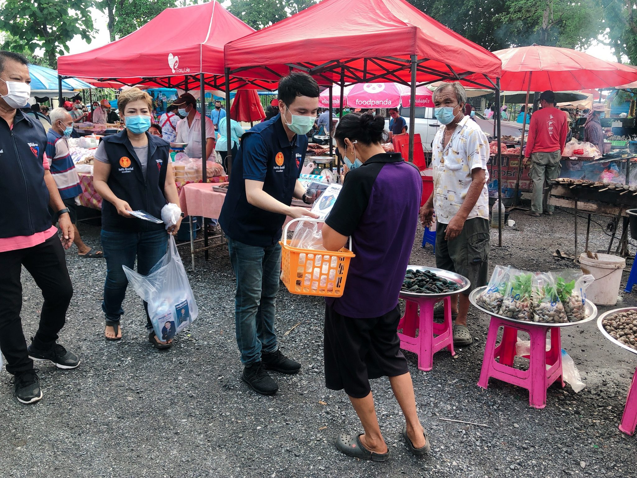 ส.ส.แบงค์ กิตติชัย  ลงพื้นที่พบพี่น้องประชาชนอย่างต่อเนื่อง รณรงค์และให้ความเข้าใจเกี่ยวกับการฉีดวัคซีนโควิด-19 ที่ตลาดเช้าวัดเกาะบางเตย จ.ฉะเชิงเทรา