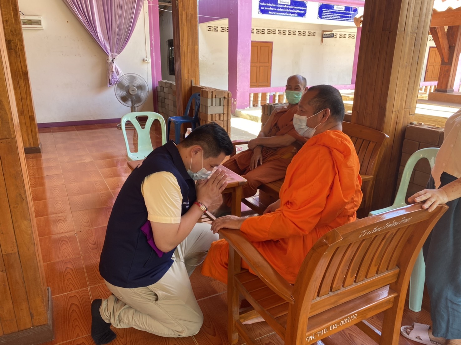 ดร.เอกการ ซื่อทรงธรรม ส.ส.แพร่  ถวายน้ำดื่ม ข้าวสาร อาหารแห้ง ฯลฯ ให้แก่พระภิกษุสงฆ์ สามเณร ที่ไม่สามารถออกบิณฑบาตได้ตามปกติ ที่โรงเรียนพระปริยัติธรรม โรงเรียนวังฟ่อนวิทยา ต.หัวเมือง จ.แพร่