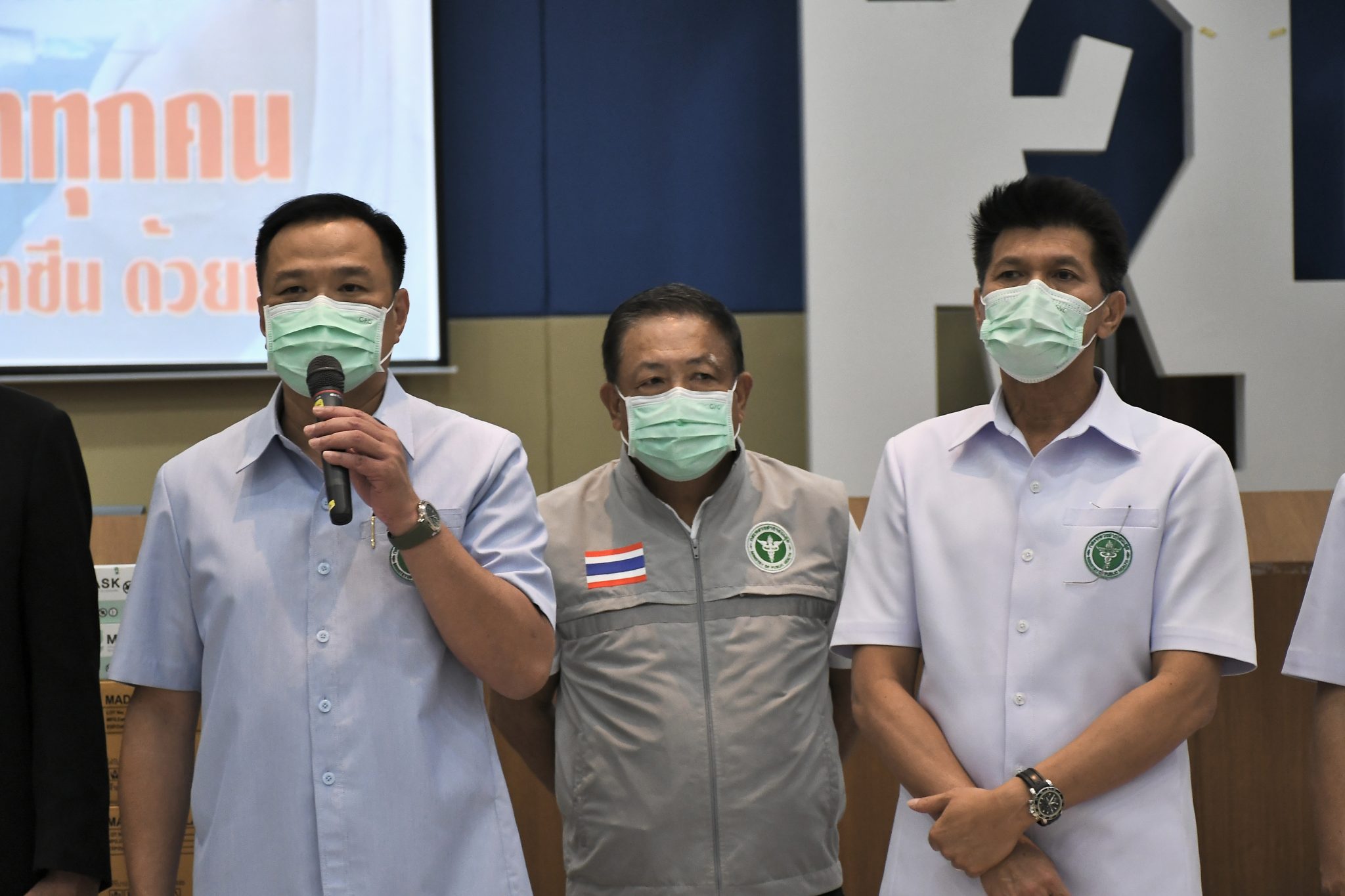 "อนุทิน"ลงพื้นที่ตรวจเยี่ยมโรงพยาบาลสนามและจุดฉีดวัคซีนโควิด-19 จังหวัดชลบุรี พร้อมขอ อสม.เป็นกำลังสำคัญรวบรวมข้อมูลประชาชนเพื่อเป้าหมายคนไทยทุกคนได้รับวัคซีนโควิด-19 ตามนโยบายรัฐบาล