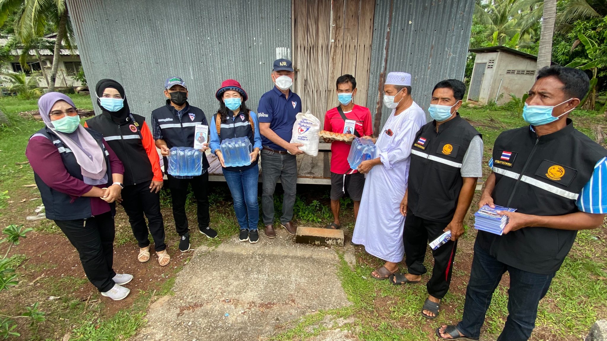 พิบูลย์ รัชกิจประการ ส.ส.สตูล ร่วมแจกถุงยังชีพให้กับชาวบ้านที่ได้รับความเสียหายจากพายุ ณ บริเวณหมู่ที่ 5 ต.เกาะสาหร่าย อ.เมือง จ.สตูล และ​ รณรงค์ให้ชาวบ้านไปฉีดวัคซีนป้องกันโควิด