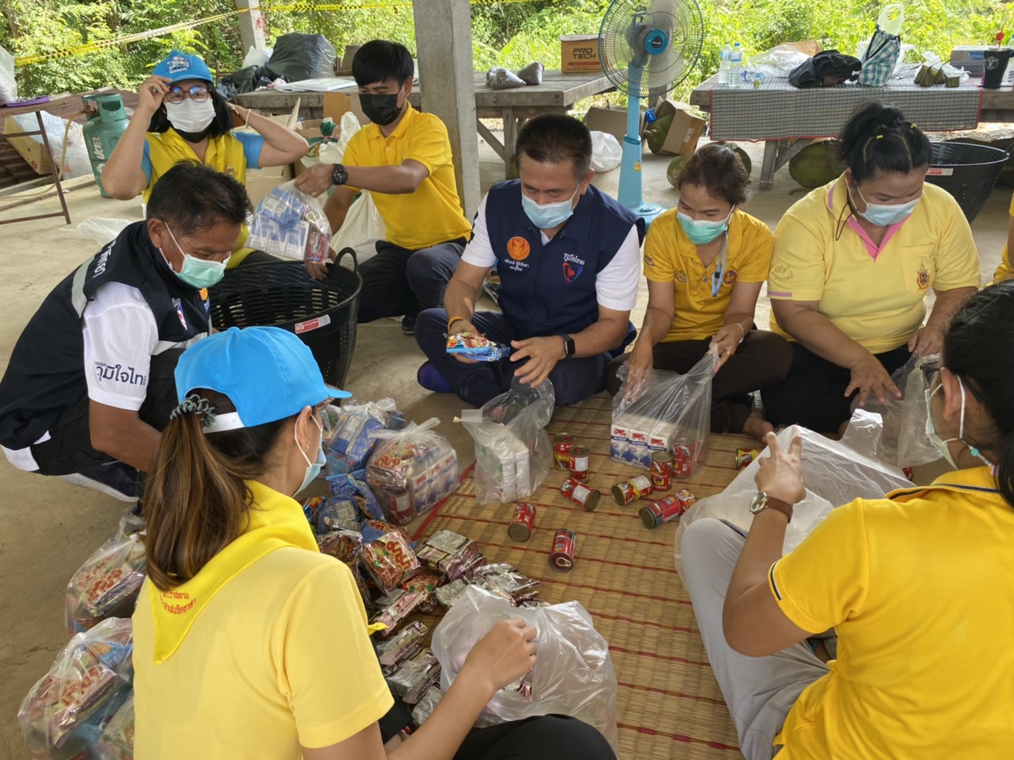 ส.ส.อดิพงษ์ ฐิติพิทยา พร้อมคณะร่วมบริจาคสิ่งของ ข้าวสาร อาหารแห้ง น้ำดื่ม ให้กับชาวบ้านเสม็ด บ้านมะระ ต.หนองเต็ง อ.กระสัง จ.บุรีรัมย์