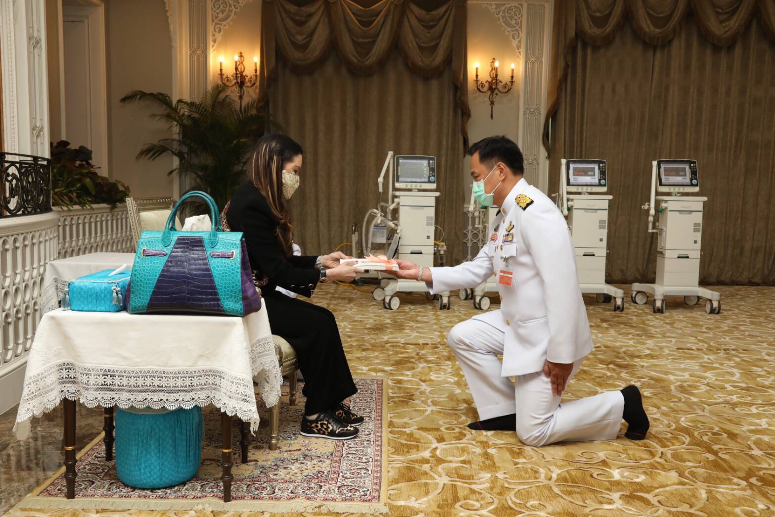 สมเด็จเจ้าฟ้าฯ กรมพระศรีสวางวัฒน วรขัตติยราชนารี พระราชทานพระวโรกาสให้ รองนายกฯ และรมว.สาธารณสุข เฝ้ารับพระราชทานเครื่องช่วยหายใจ เพื่อพระราชทานความช่วยเหลือแก่ผู้ได้รับความเดือดร้อนจากสถานการณ์การแพร่ระบาดโรคติดเชื้อไวรัสโควิด-19