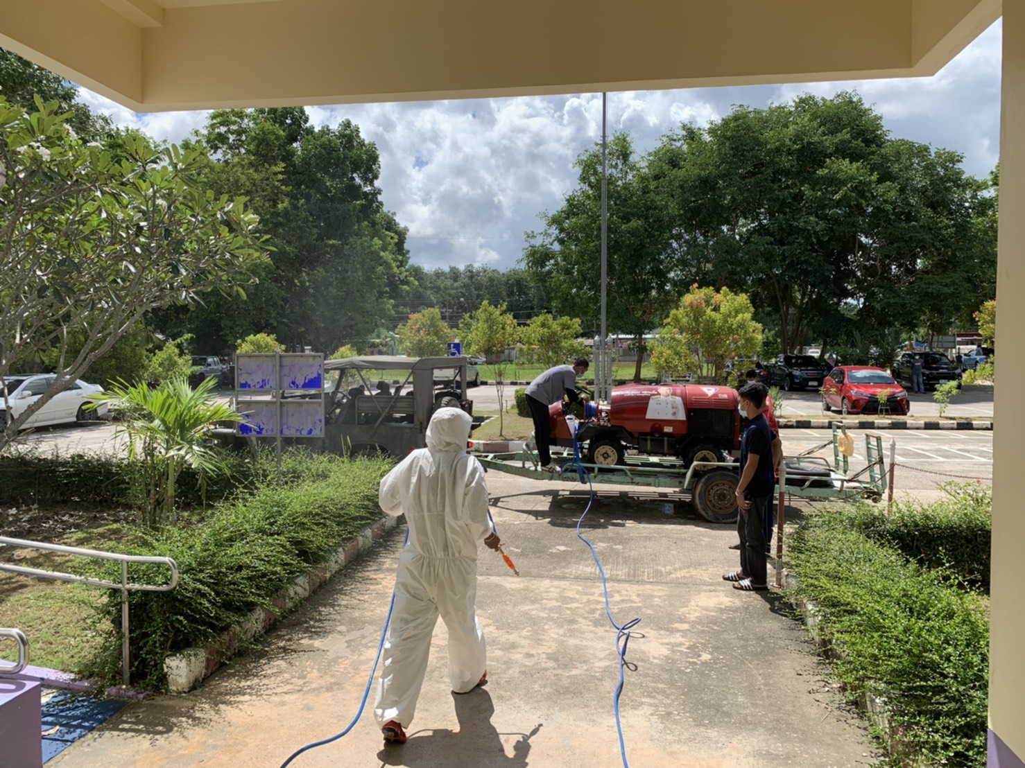 "ณัฏฐ์ชนน" ส่ง พี่แดง “ศรีสงขลา” ปฏิบัติหน้าที่ ฉีดพ่นน้ำยาฆ่าเชื้อโควิด-19 สำนักงานขนส่งนาทวี  วิทยาลัยการอาชีพนาทวี การประปาส่วนภูมิภาคนาทวี  ค่าย ตชด. 43 นาทวี