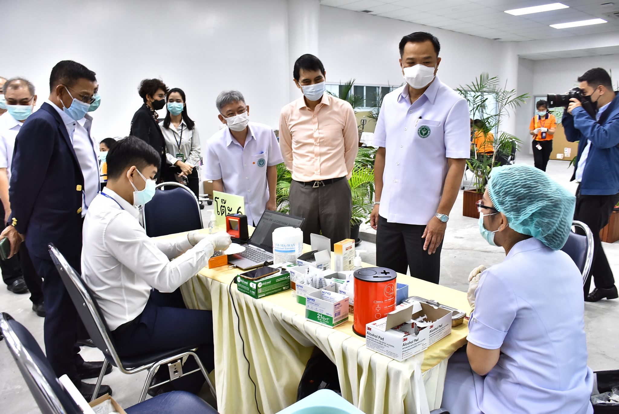 อนุทิน เยี่ยมจุดฉีดวัคซีนโควิด ราชวิทยาลัยจุฬาภรณ์ ร่วมศึกษากระบวนการฉีดวัคซีนอย่างรวดเร็ว แชร์ข้อมูลให้กระทรวงสาธารณสุข
