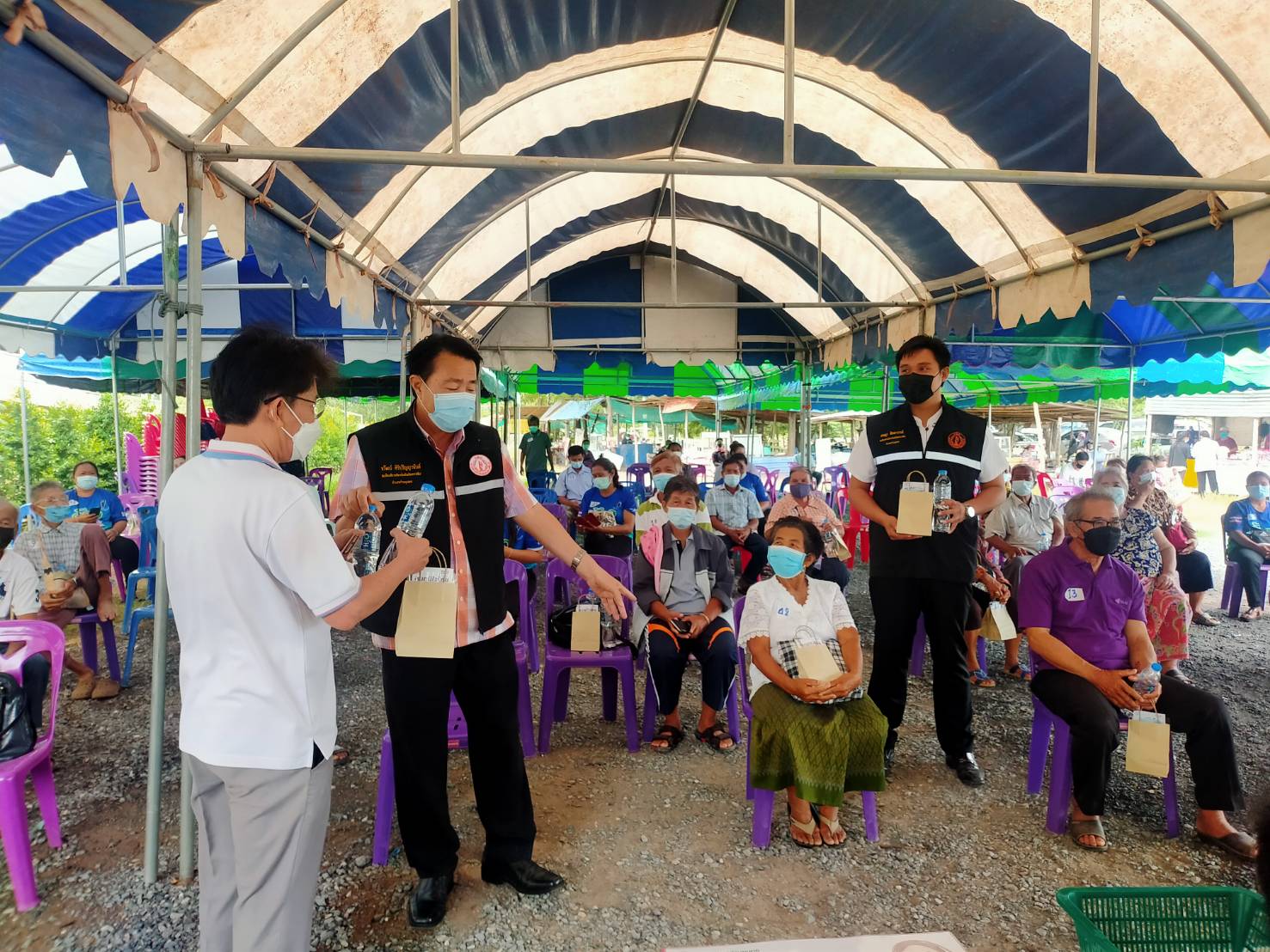 ส.ส.วิสิทธิ์ พิทยาภรณ์ ลงพื้นที่ รพ.ด่านขุนทดแห่งใหม่ พบปะพี่น้องประชาชน ที่มารับการฉีดวัคซีนป้องกันการแพร่ระบาดโควิด-19 และมอบขนมเบรคในช่วงรอสังเกตุอาการ