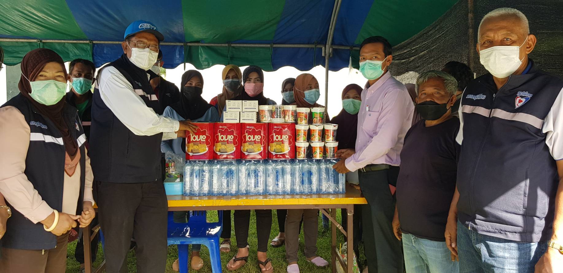 ส.ส.พิบูลย์ มอบหมายทีมงานลงพื้นที่ช่วยเหลือพี่น้องประชาชน ทั้งมอบสิ่งของจำเป็นสำหรับผู้ปฏิบัติงานในสถานที่กักกันเฝ้าระวังโควิด-19 ต.จ๊ะบิลัง อ.เมือง และพ่นยาฆ่าเชื้อโควิด-19 ที่รร.อนุบาลเทศบาลเมืองสตูล และมัสยิดต่างๆ ในพื้นที่