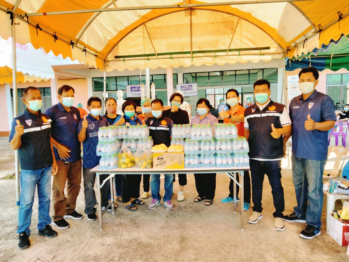 "ส.ส.อดิพงษ์ ฐิติพิทยา" มอบหมายตัวแมนและทีมงานนำน้ำดื่มและผลไม้มอบให้บุคลากรทางการแพทย์ ณ จุดฉีดวัคซีน รพ.กะสัง