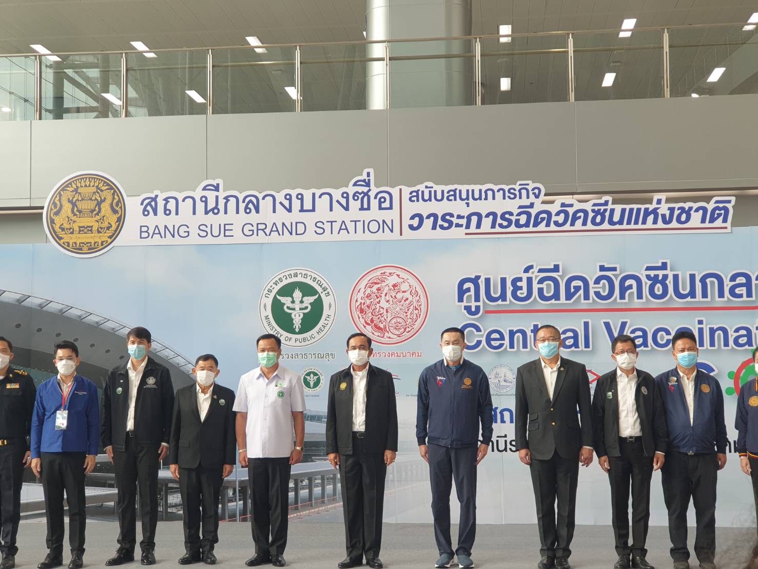 นายกฯ ตรวจศูนย์ฉีดวัคซีนกลางบางซื่อ บอกห่วงทุกคน ย้ำได้ฉีดแน่นอน เผยมิ.ย.กระจายวัคซีนทุกสัปดาห์ พร้อมขอโทษที่ทำให้ไม่สบายใจ ยันจะทำให้ดีที่สุด เพื่อคนไทย