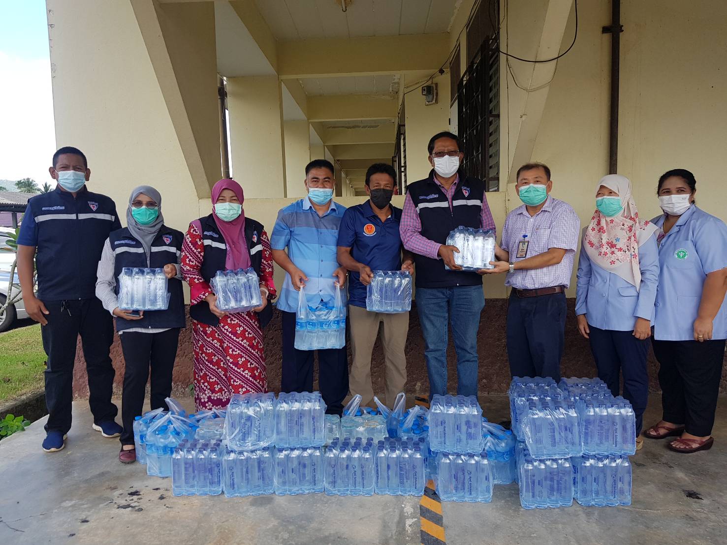 "ส.ส.พิบูลย์ รัชกิจประการ" มอบหมายตัวแทนมอบน้ำดื่มและเยี่ยมให้กำลังใจบุคลากรทางการแพทย์และพี่น้องประชาชนในเขตอำเภอควนโดนที่มาฉีดวัคซีน