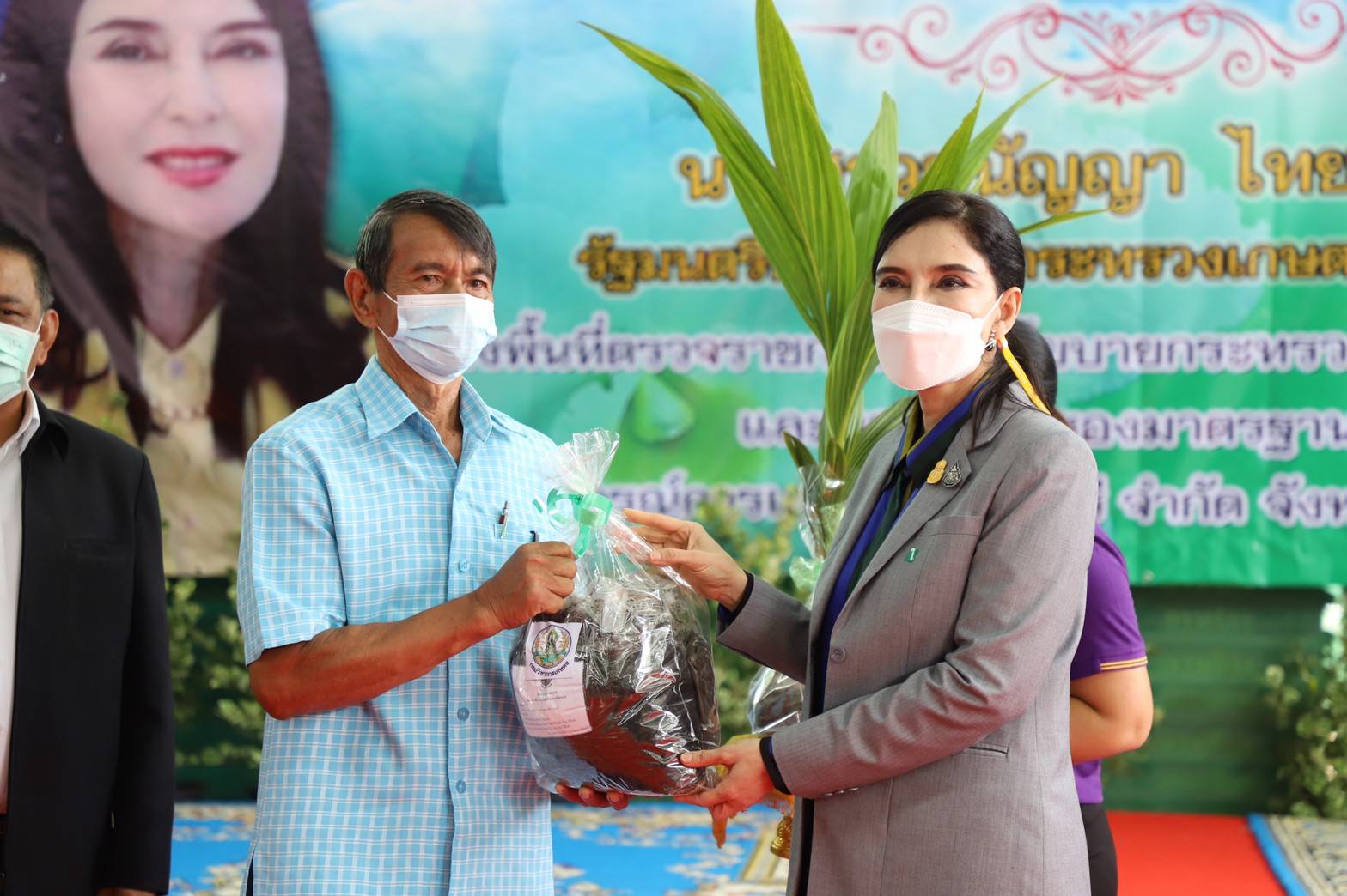 "รมช.มนัญญา"  มอบใบรับรองมาตรฐาน GAP ให้กับสมาชิกสหกรณ์และเกษตรกร จำนวน 40 ราย และชุดชีวภัณฑ์ให้แก่เกษตรกรเพื่อใช้ในการควบคุมป้องกัน กำจัดศัตรูพืช