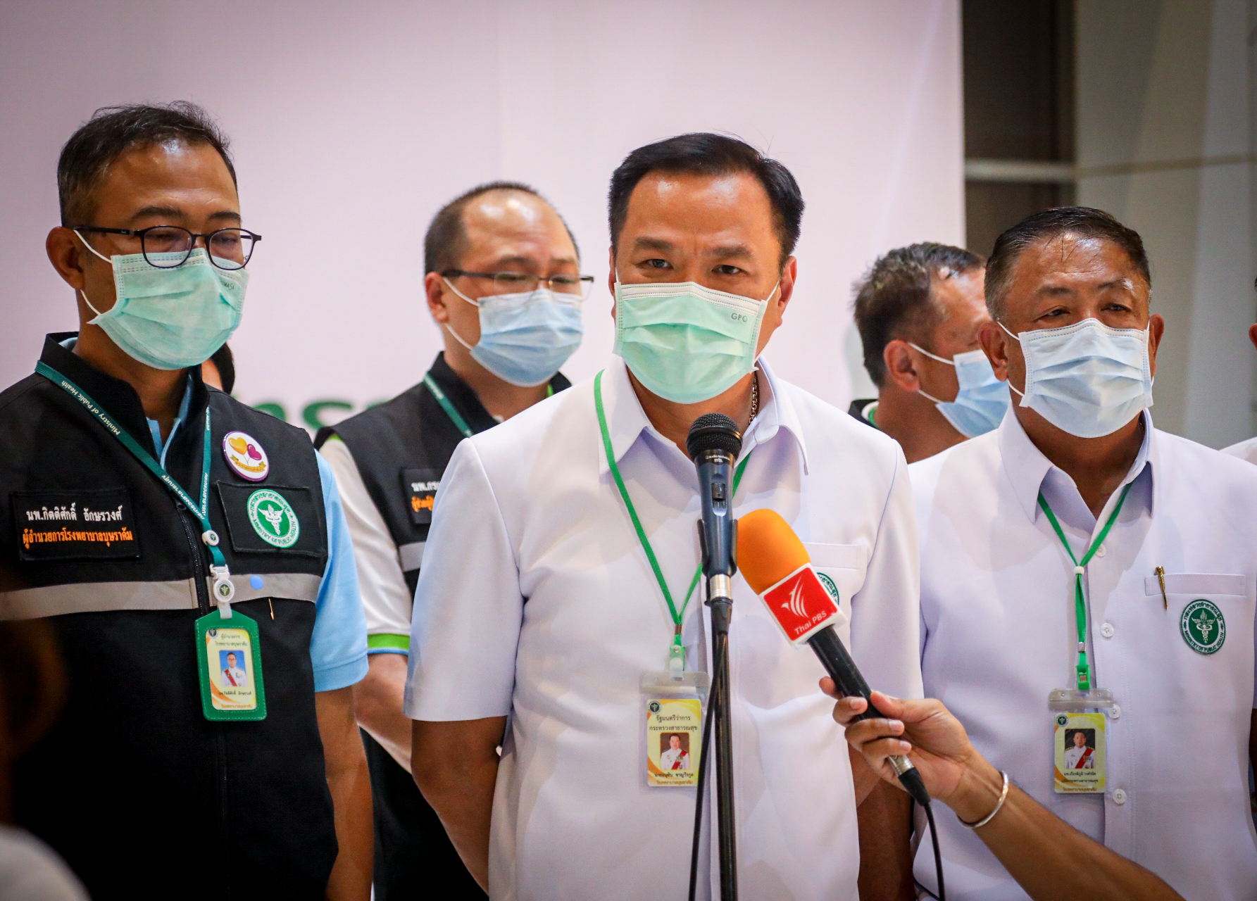 "อนุทิน" เปิดใจปมวัคซีน เร่งแก้ปัญหาการสื่อสาร กทม.-สธ. พร้อมขออภัยประชาชน หลังมีปัญหาขลุกขลัก เล็งใช้ศูนย์กลางบางซื่อ ฉีด "หมอพร้อม" คนกรุงฯ