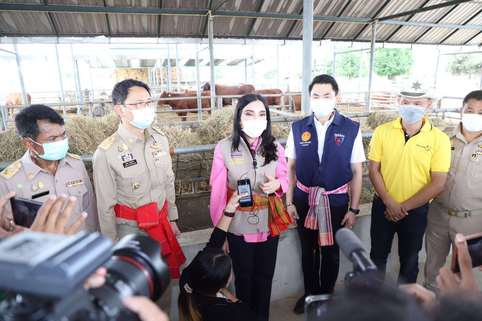 รมช.มนัญญา"  ลงพื้นที่ตรวจราชการ ตำบลท่ามะกาจังหวัดกาญจนบุรี มอบสิ่งของเวชภัณฑ์ น้ำยาฆ่าเชื้อ และยากำจัดแมลง ให้กับสมาชิกสหกรณ์ และเกษตรกร เพื่อป้องกันการระบาดของโรคลัมปี สกิน