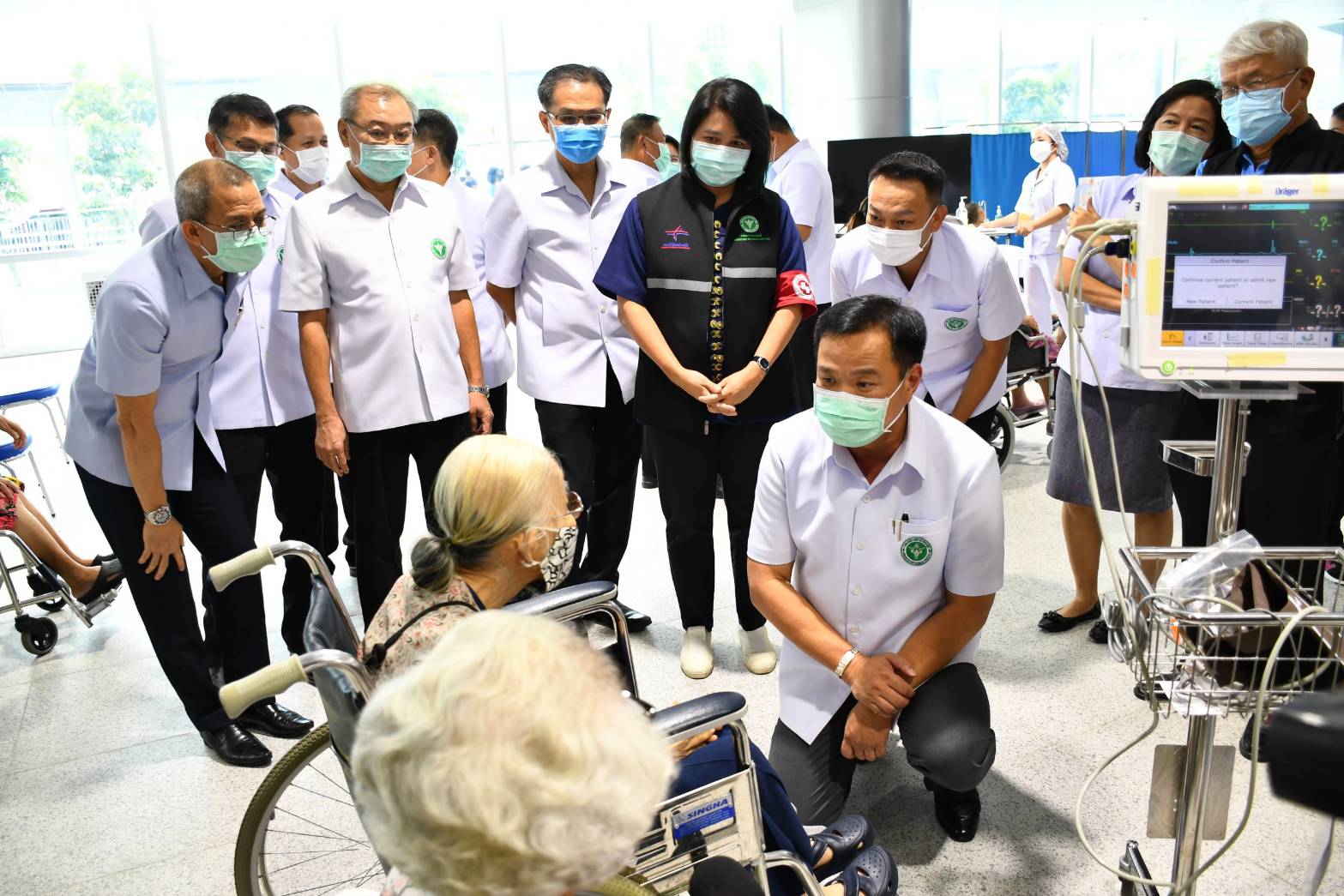 “อนุทิน” ตรวจเยี่ยมจุดฉีดวัคซีนบางซื่อ ย้ำ ต้องเร่ง ให้บริการผู้สูงอายุ กลุ่มเปราะบาง ลดอัตราการสูญเสีย เผย แอสตร้าฯ ล็อตใหม่มาแล้ว
