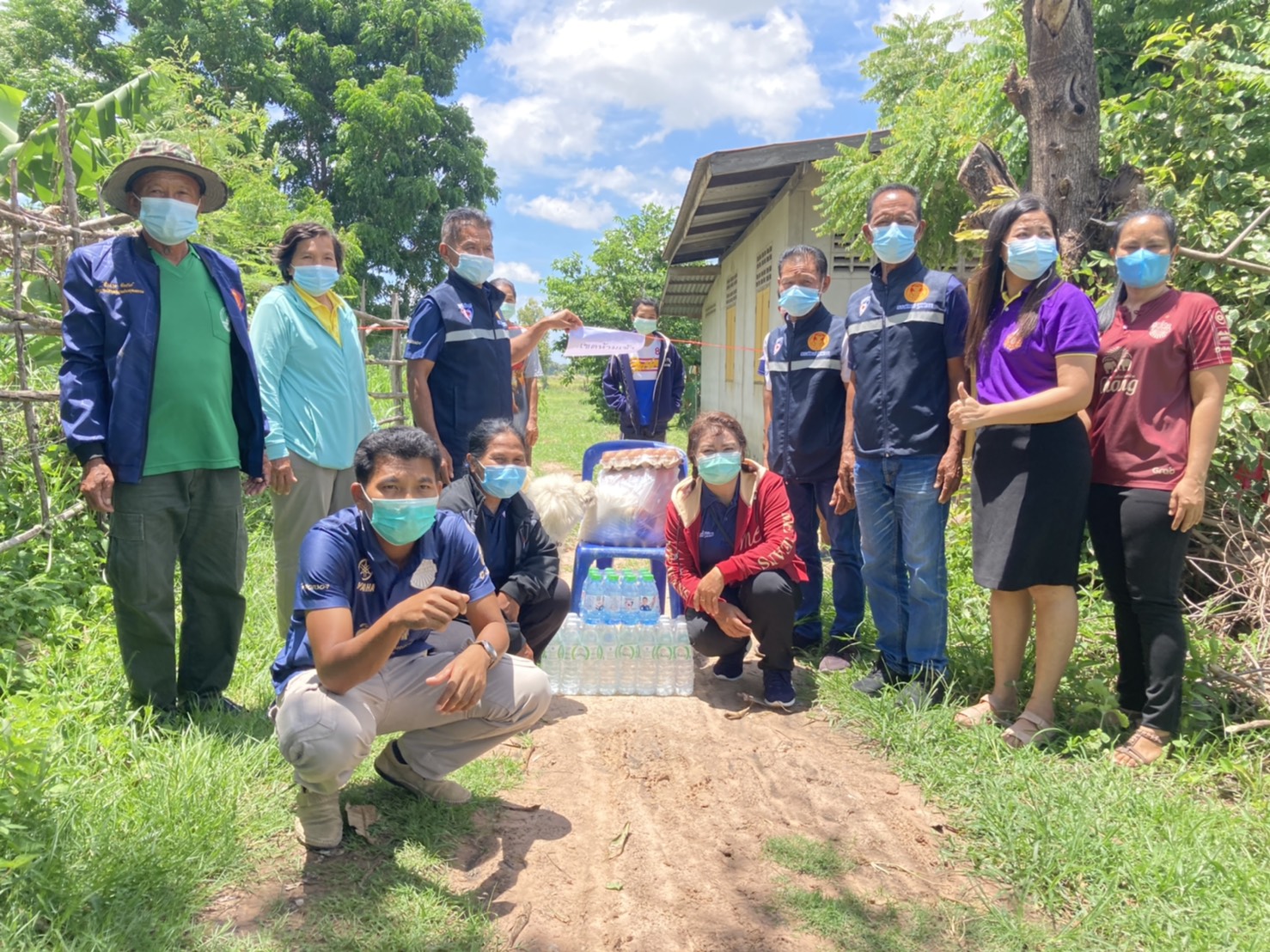 "ส.ส.อดิพงษ์ ฐิติพิทยา" มอบหมายตัวแทนลงพื้นที่มอบน้ำดื่ม ข้าวสาร อาหารแห้ง เครื่องอุปโภค บริโภค ให้กับประชาชนที่กักตัว