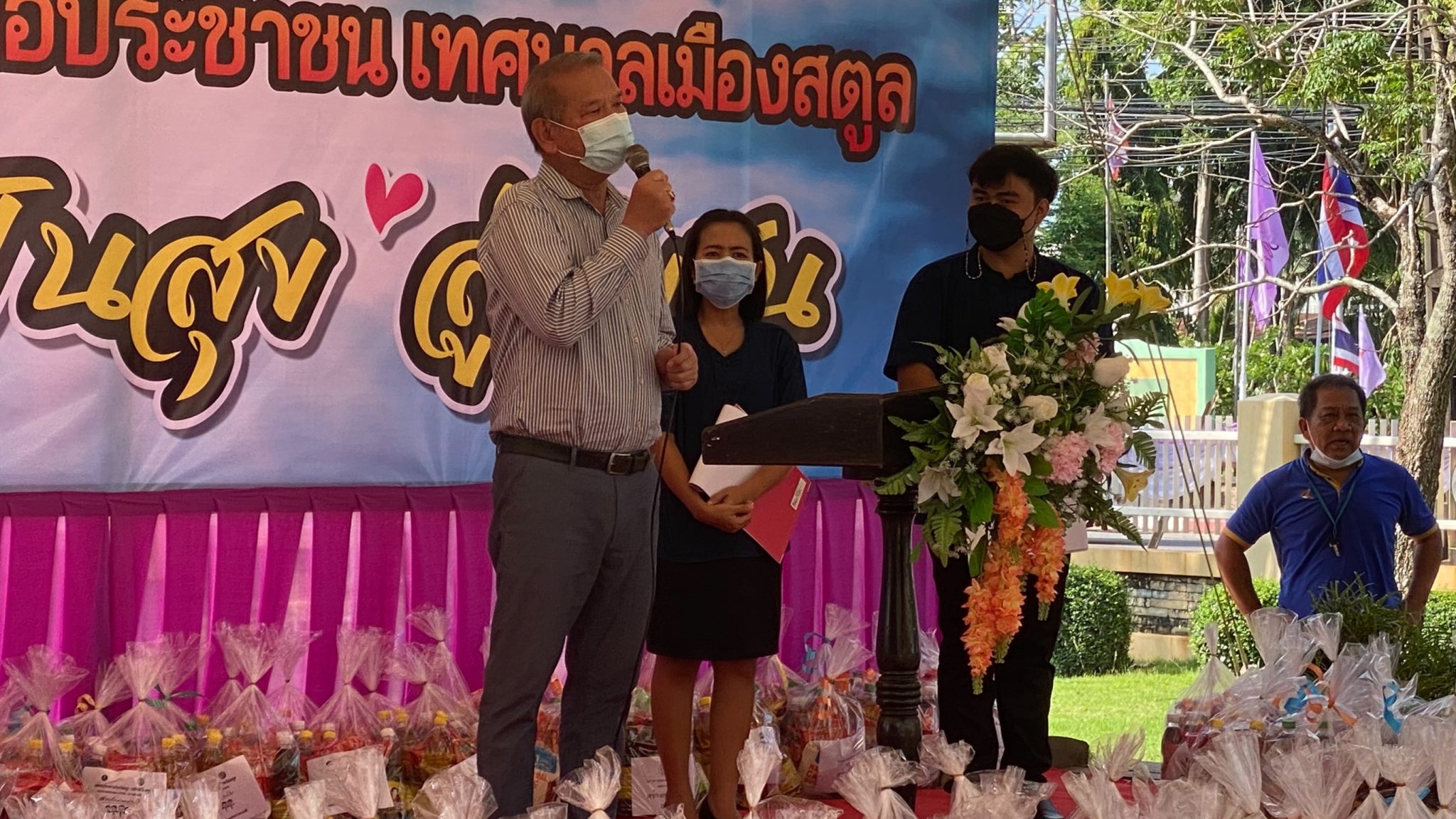 "ส.ส.พิบูลย์" ร่วมกันแจกสิ่งของให้แก่ประชาชนตามโครงการสร้างสุข ปันสุข สู่ชุมชน