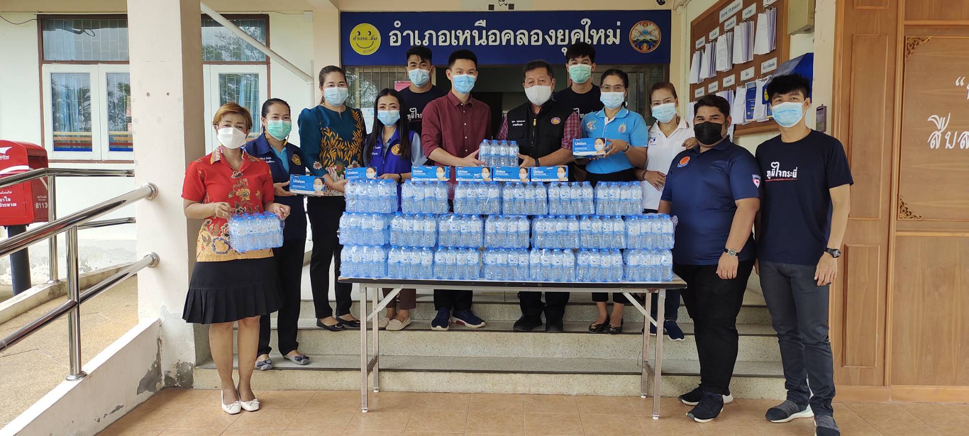 "ส.ส.สฤษฏ์พงษ์" ห่วงใยพี่น้องประชาชน มอบหมายตัวแทนนำอาหาร ขนม เครื่องดื่ม และหน้ากากอนามัย มอบให้แก่เจ้าหน้าที่ บุคลากรทางการแพทย์ และพี่น้องประชาชนที่มารับบริการฉีดวัคซีนโควิด 19 ในพื้นที่ จ.กระบี่