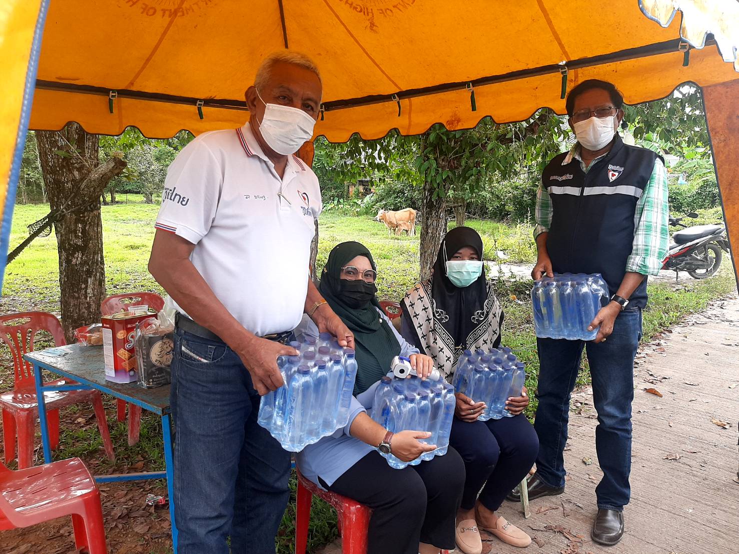 "ส.ส.พิบูลย์ รัชกิจประการ" มอบหมายตัวแทนลงพื้นที่มอบน้ำดื่ม เครื่องดื่ม และหน้ากากอนามัย ณ ด่านกักตัวโควิด 19  4 แห่ง ในพื้นที่ตำบลเกตรี อำเภอเมือง จังหวัดสตูล