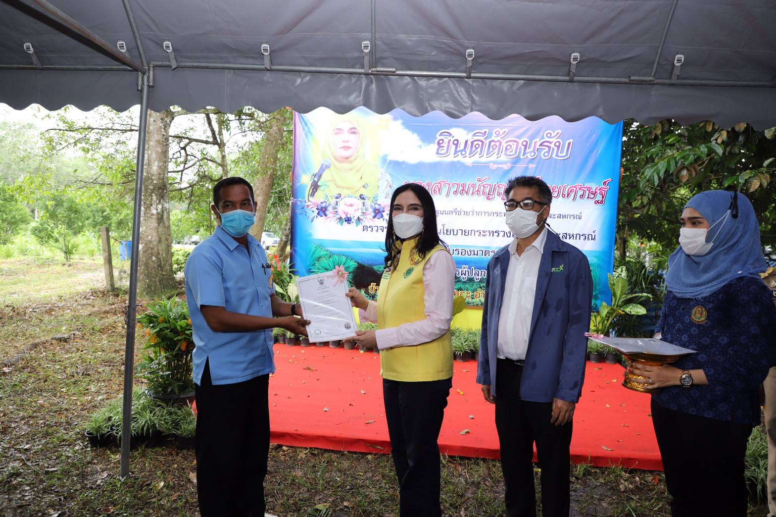 ทลายทุกข้อจำกัด!!! "รมช.มนัญญา" ยกระดับเกษตรกร มอบใบ GAP ดันเกษตรกร จังหวัดนราธิวาส และเยี่ยมชมสวนส้มโชกุน ที่ได้รับการรับรองมาตรฐาน GAP