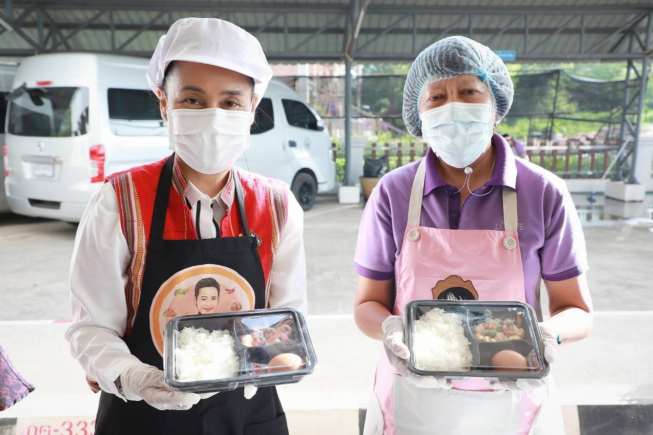 ครูโอ๊ะ ร่วมกิจกรรม "ทำดีด้วยหัวใจ รวมกันไปต่อเติมบุญ" ปรุงอาหารสำเร็จ สนับสนุนการทำงานของ แพทย์-พยาบาล-บุคลากร ในโรงพยาบาลพื้นที่ จ.ปราจีนบุรี