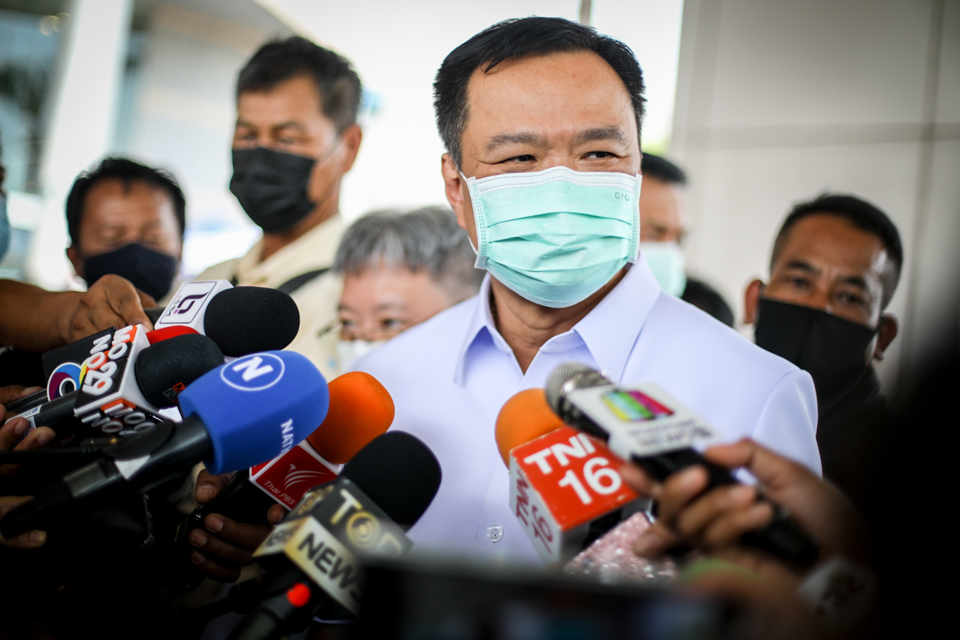 “อนุทิน” ลุยกระจายผู้ป่วยโควิด กทม. ให้จังหวัดรอบข้างช่วยดูแล หวังประคองสถานการณ์ ย้ำ แพทย์ พยาบาลสู้เต็มที่ ขอทุกฝ่ายช่วยลดจำนวนผู้ติดเชื้อ