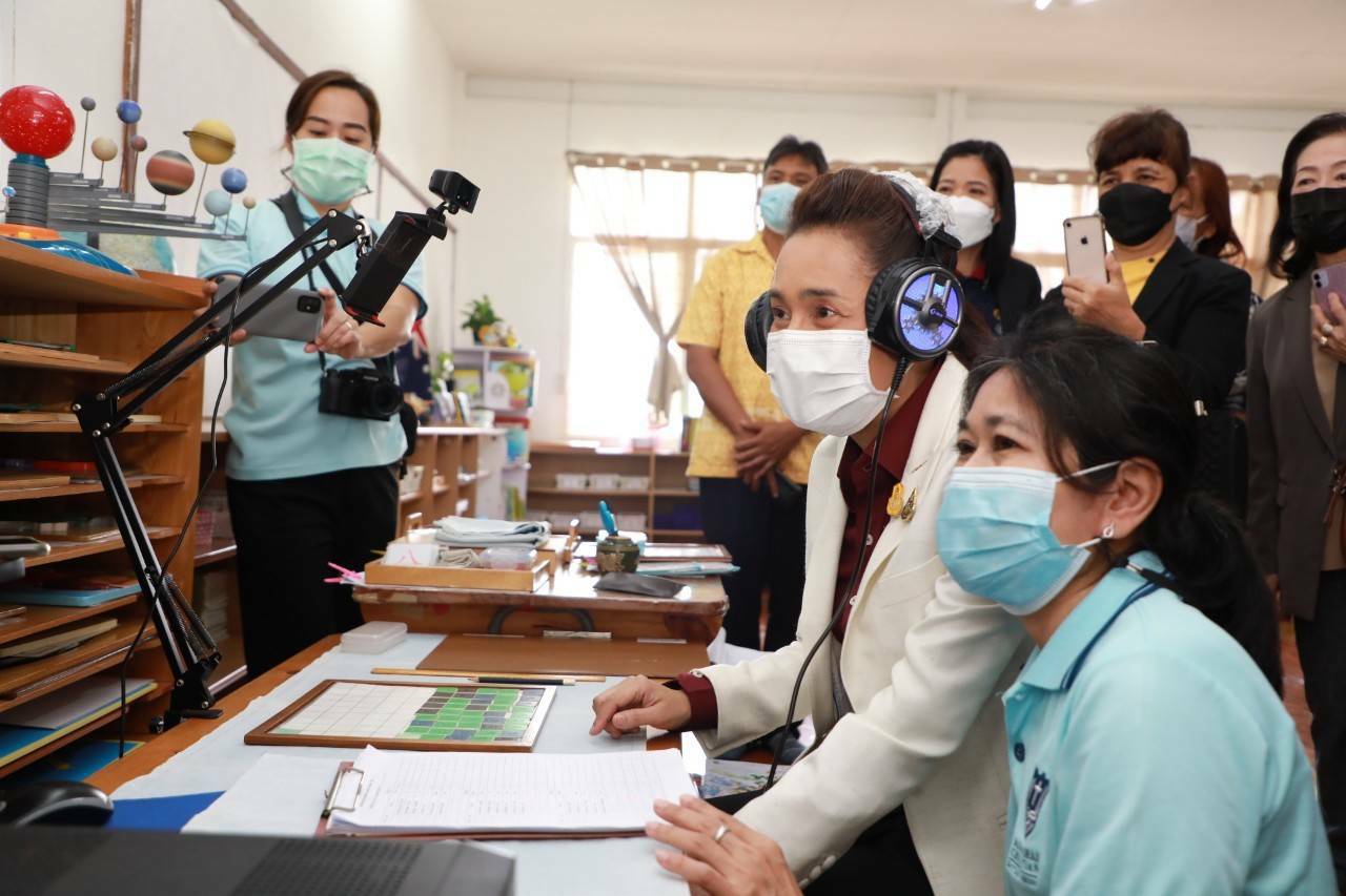 ครูโอ๊ะ ตรวจเยี่ยมการเรียนออนไลน์ ยุคนิวนอร์มอล ของโรงเรียนเอกชนในพื้นที่สมุทรสาคร