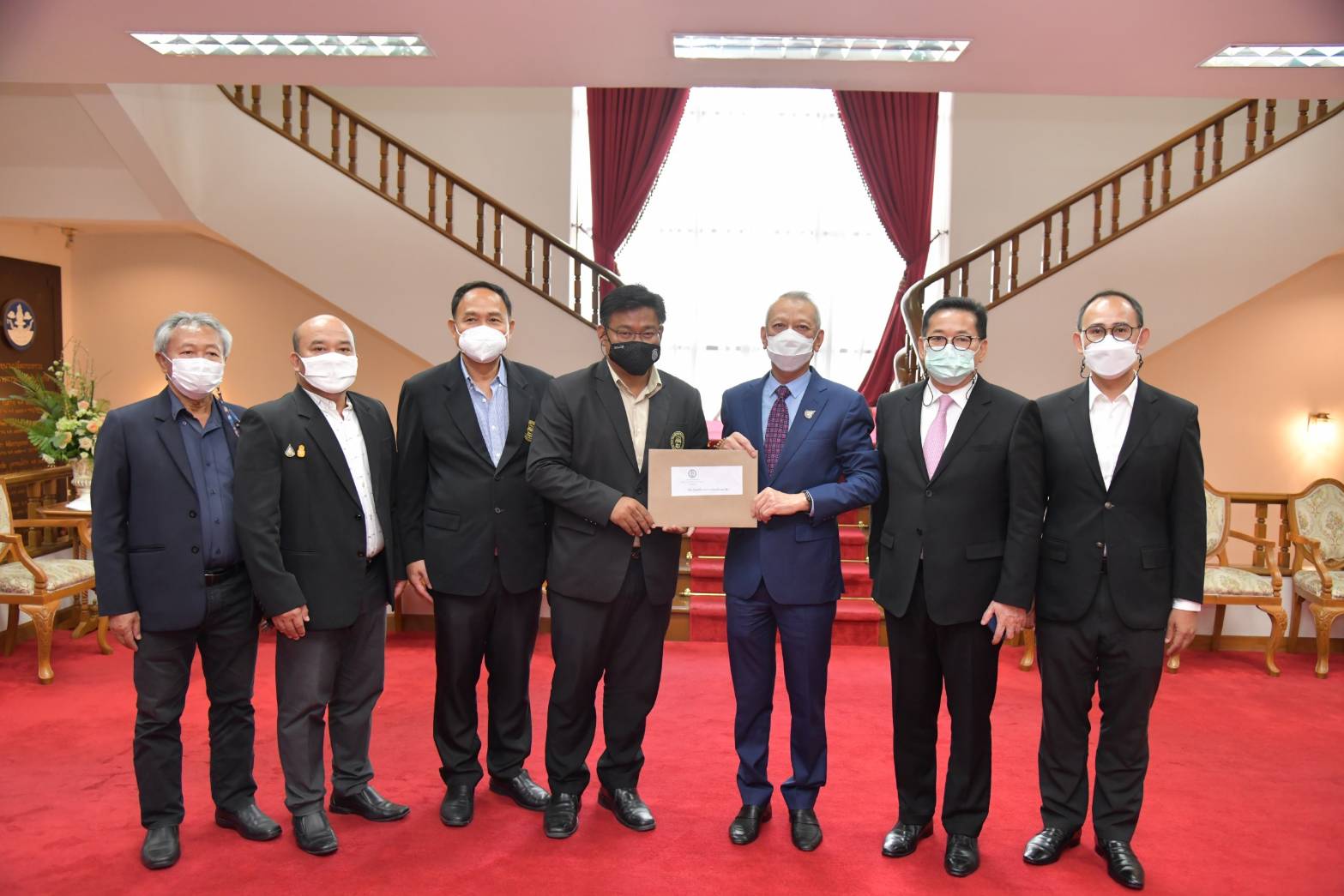 รมว.พิพัฒน์ รัชกิจประการ รับหนังสือจากนายกสมาคมผู้ประกอบการรถขนส่งทั่วไทย (สปข.) เพื่อให้กระทรวงพิจารณาช่วยเหลือสมาชิกซึ่งได้รับผลกระทบจากสถานการณ์โควิด-19