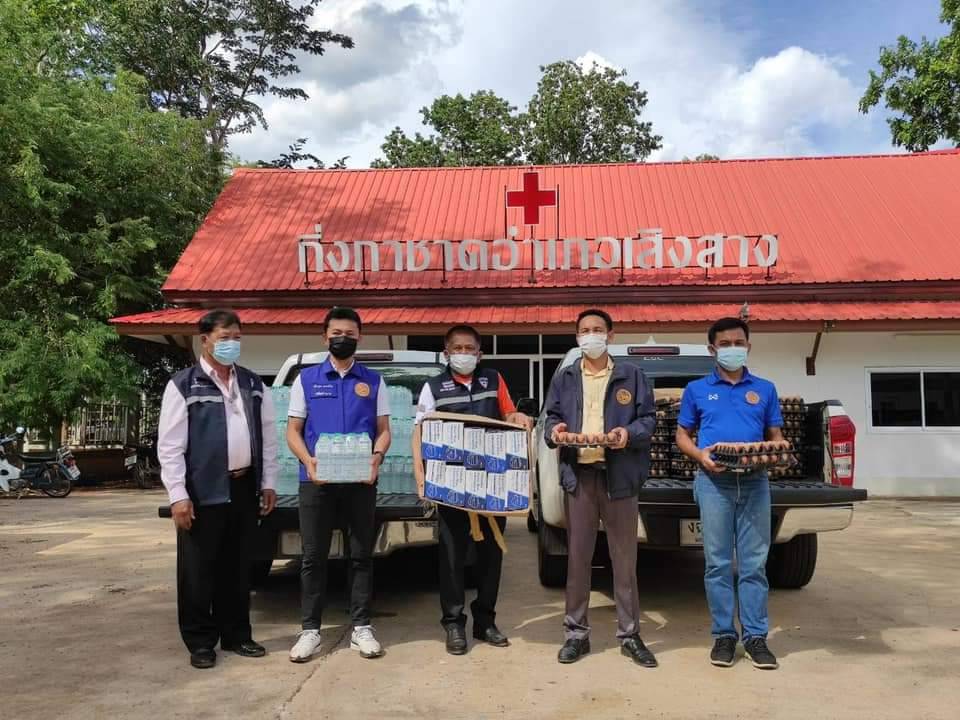 ส.ส.พรชัย อำนวยทรัพย์ ลงพื้นที่พร้อมทีมงาน มอบน้ำดื่ม ไข่ไก่ และหน้ากากอนามัย ร่วมกับหน่วยงานที่เกี่ยวข้อง ให้กับจุดตรวจคัดกรอง และผู้ที่ถูกกักตัวในการเฝ้าระวังการระบาดของโรคโควิด-19