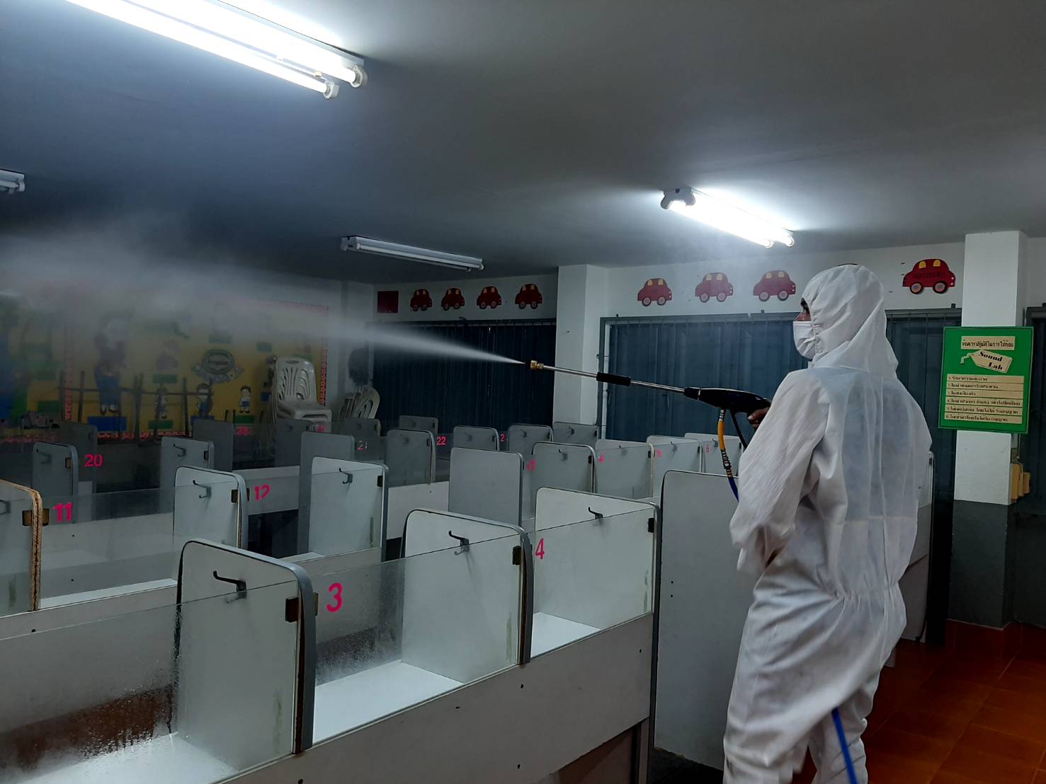 "ส.ส.พิบูลย์ รัชกิจประการ" มอบหมายให้ผู้ช่วย ส.ส. และทีมงาน ลงพื้นที่พ่นยาฆ่าเชื้อโควิด-19 ตามโรงเรียนในเขตเทศบาลเมืองสตูล