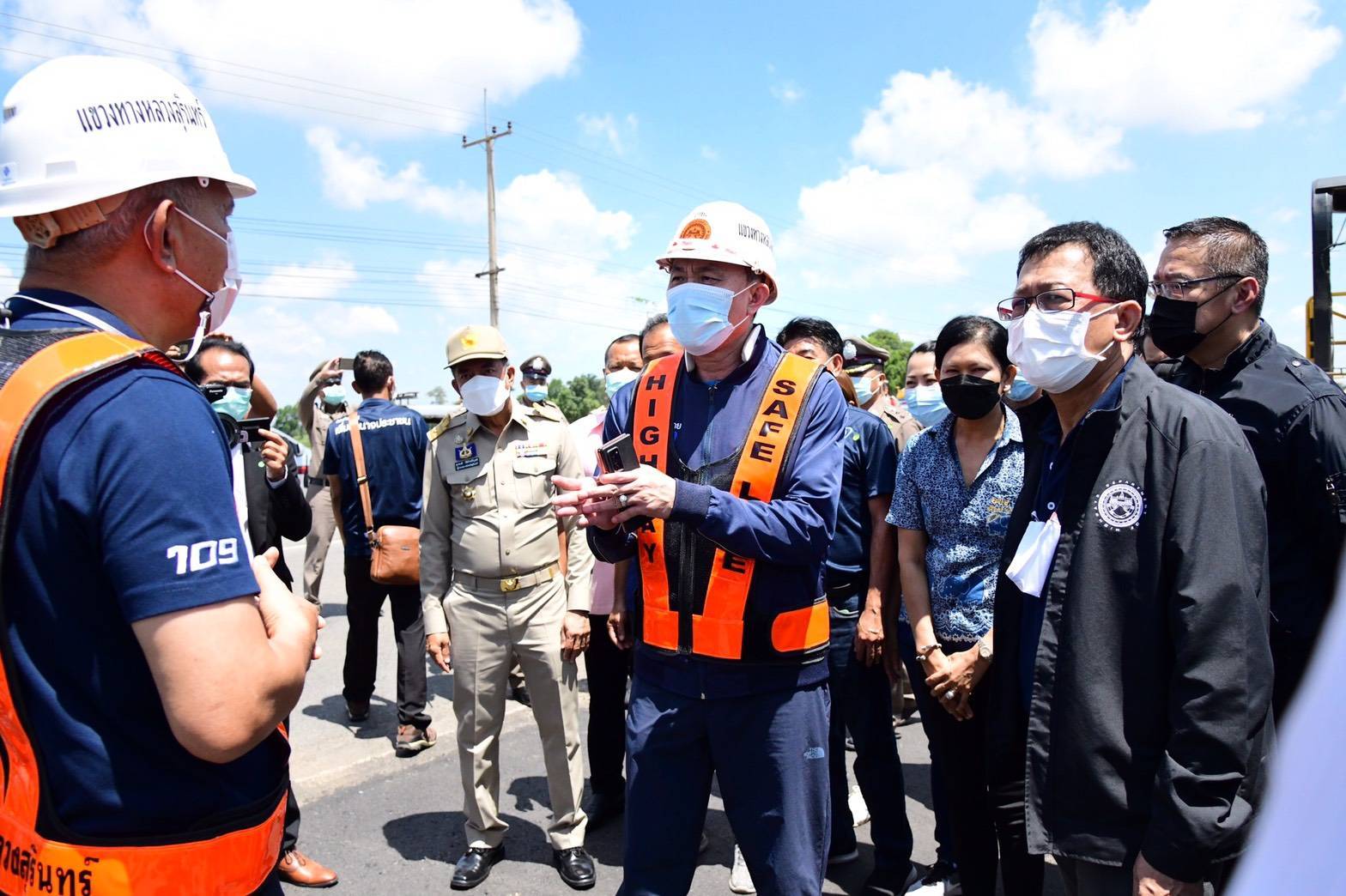 ศักดิ์สยาม ชิดชอบ รัฐมนตรีว่าการกระทรวงคมนาคม ลงพื้นที่ตรวจติดตามผลการดำเนินงานโครงการเร่งด่วนและแผนการพัฒนาโครงข่ายคมนาคมและส่งเสริมการท่องเที่ยวในพื้นที่จังหวัดสุรินทร์