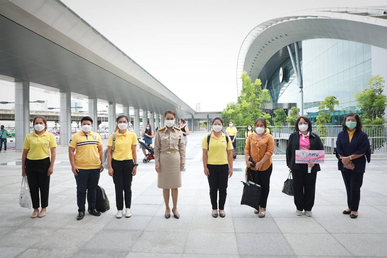 รมช.กนกวรรณ เยี่ยมให้กำลังใจครู กศน.-สช.-สอศ. รับวัคซีนวันแรกกว่า 5,000 คน เชื่อ “วาระการฉีดวัคซีนแห่งชาติ” ช่วยนำพาประเทศก้าวข้ามวิกฤติโควิด-19