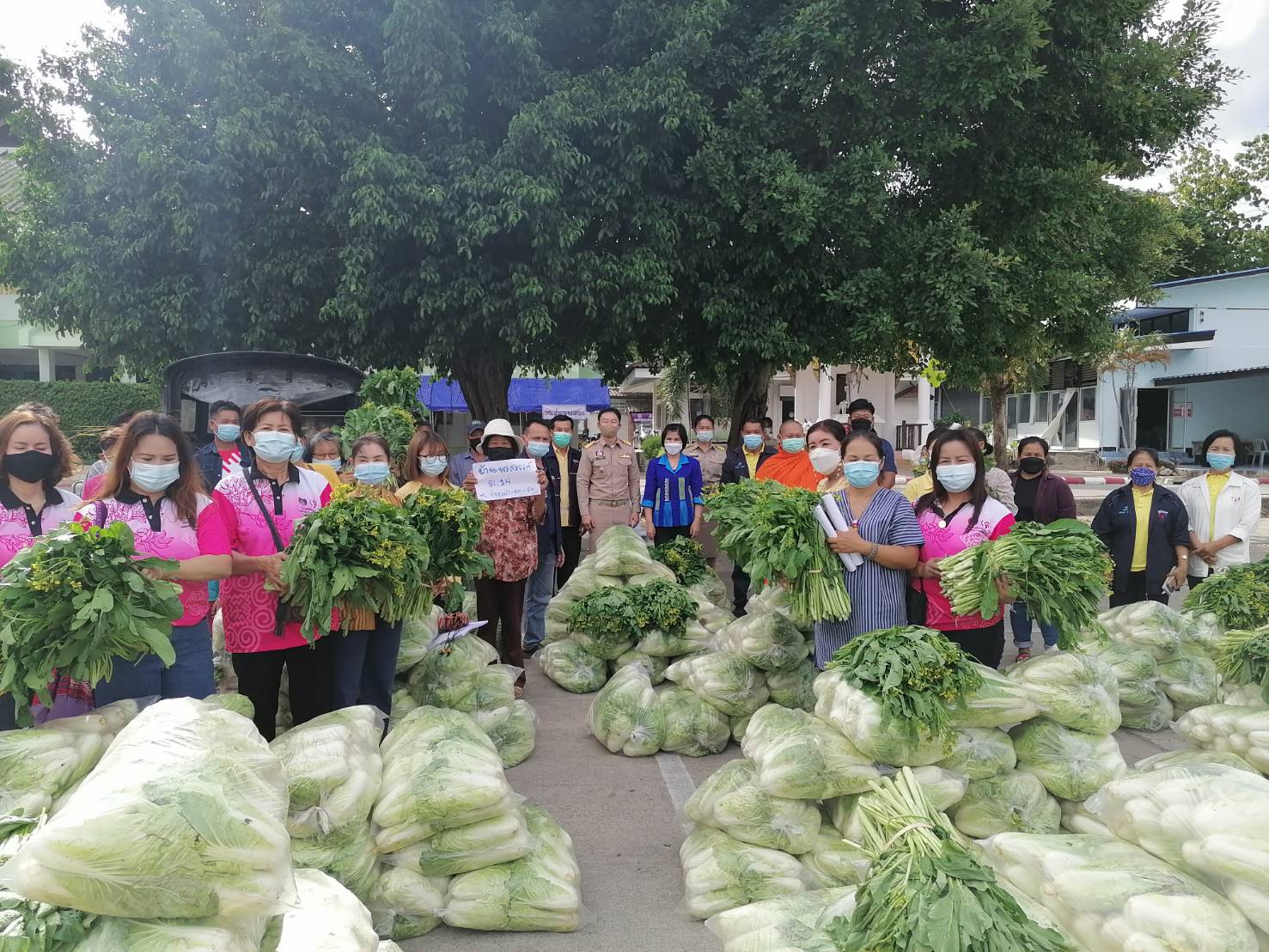 "ส.ส.ศรีนวล" ร่วมกับทีมงานลงพื้นที่มอบน้ำดื่ม ผ้าแมสก์ และเจลล้างมือให้ปชช. ณ สนามฉีดวัคซีน อ.แม่วาง-อ.สันป่าตอง พร้อมทั้งมอบถุงยังชีพให้ปชช.กลุ่มเสี่ยงที่ถูกกักตัวบ้านห้วยฝาย ต.บ้านกาด อ.แม่วาง นอกจากนี้ยังมอบผักกาดขาวให้กับปชช. อ.จอมทอง อีกด้วย