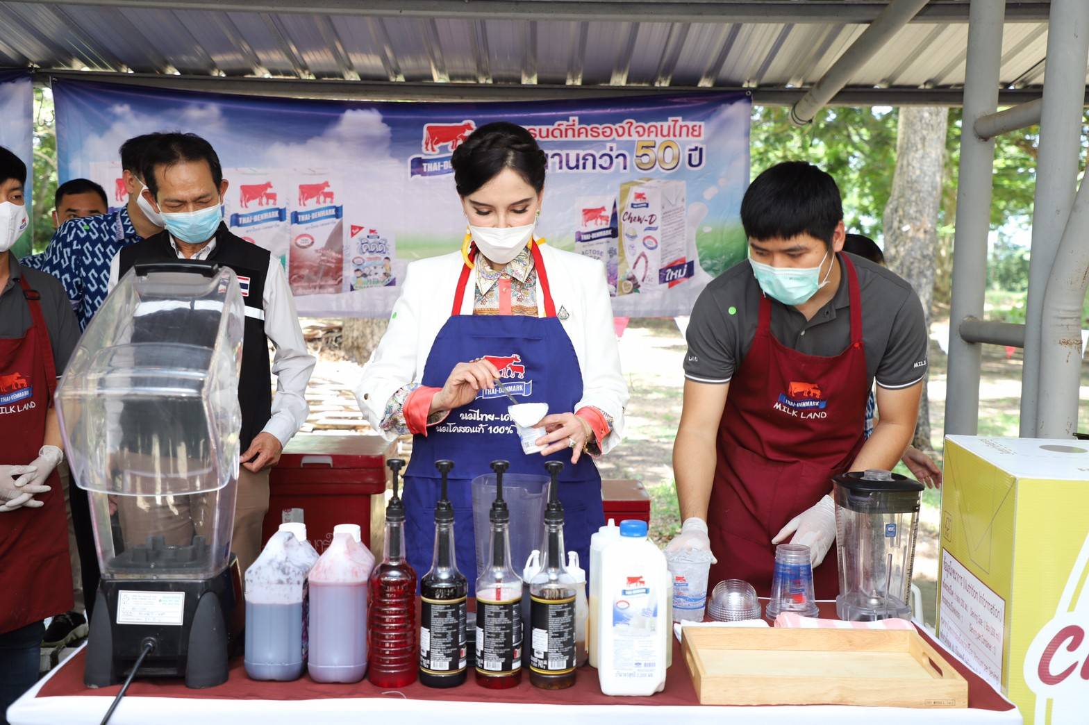 ทลายทุกข้อจำกัด “รมช.มนัญญา” เปิดกิจกรรม "ดื่มนมทานเนื้อปลอดภัย ส่งกำลังใจให้เกษตรกร สู้ภัยโรคลัมปีสกินในโค - กระบือ" เพื่อสร้างขวัญกำลังใจให้กับเกษตรกรในพื้นที่ภาคอีสาน