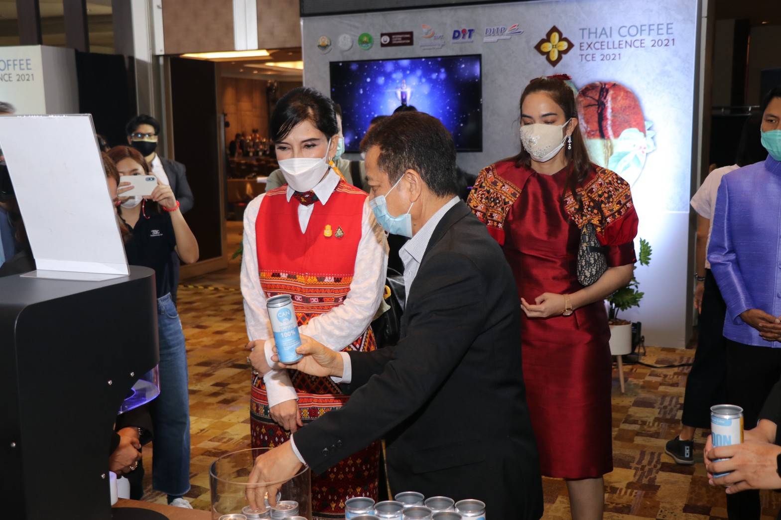 "รมช.มนัญญา" ชมบูธนิทรรศการเมล็ดพันธุ์สุดยอดกาแฟไทย เพื่อกระตุ้นตลาดกาแฟไทย มุ่งหวังบรรเทาความเดือดร้อนของเกษตรกรและผู้ประกอบการธุรกิจกาแฟ