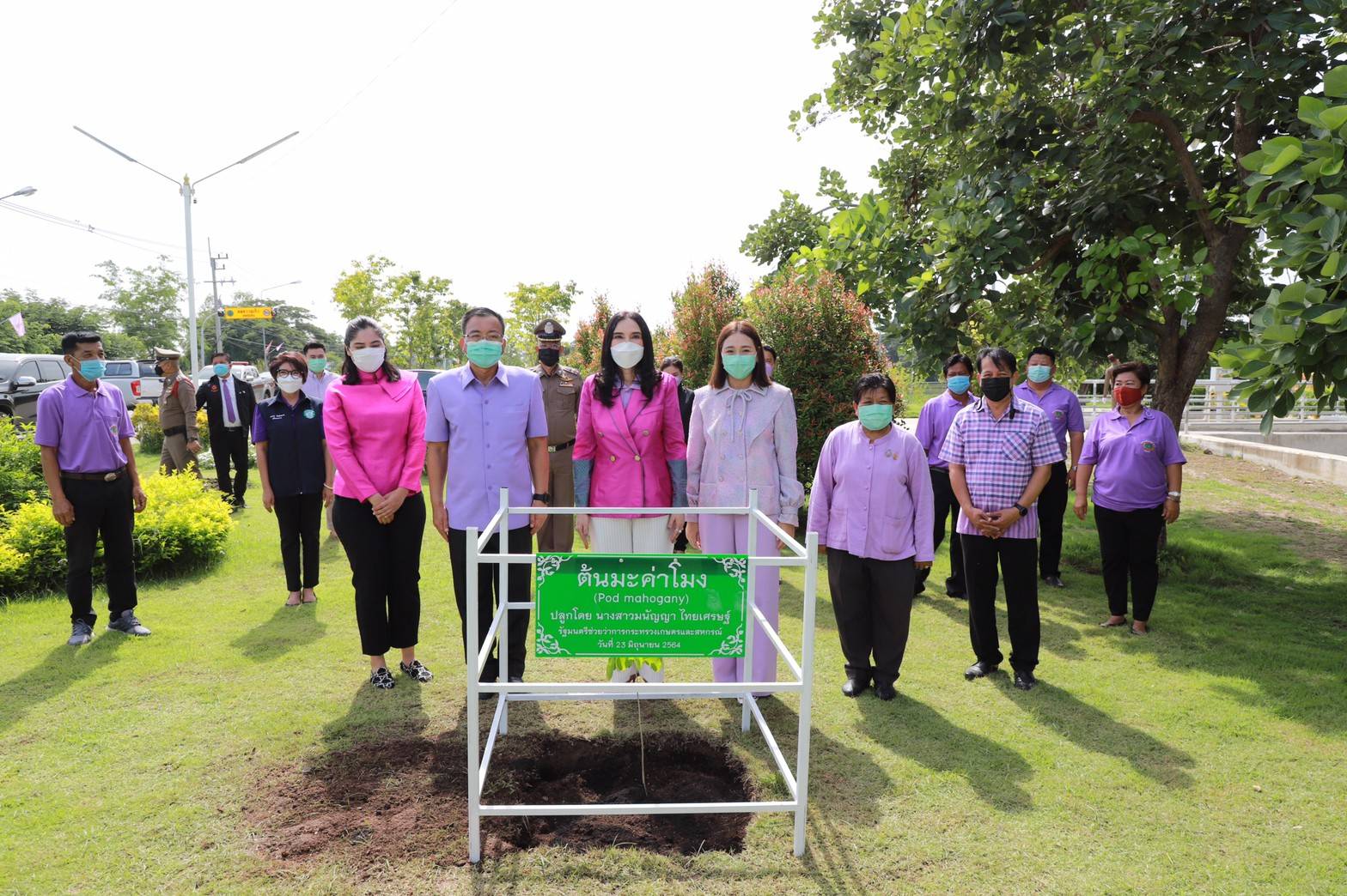 "รมช.มนัญญา" ปล่อยพันธุ์สัตว์น้ำ ณ บึงพระชนก จ.อุทัยธานี เนื่องในวันเฉลิมพระชนมพรรษา สมเด็จพระนางเจ้าสุทิดา พัชรสุธาพิมลลักษณ พระบรมราชินี