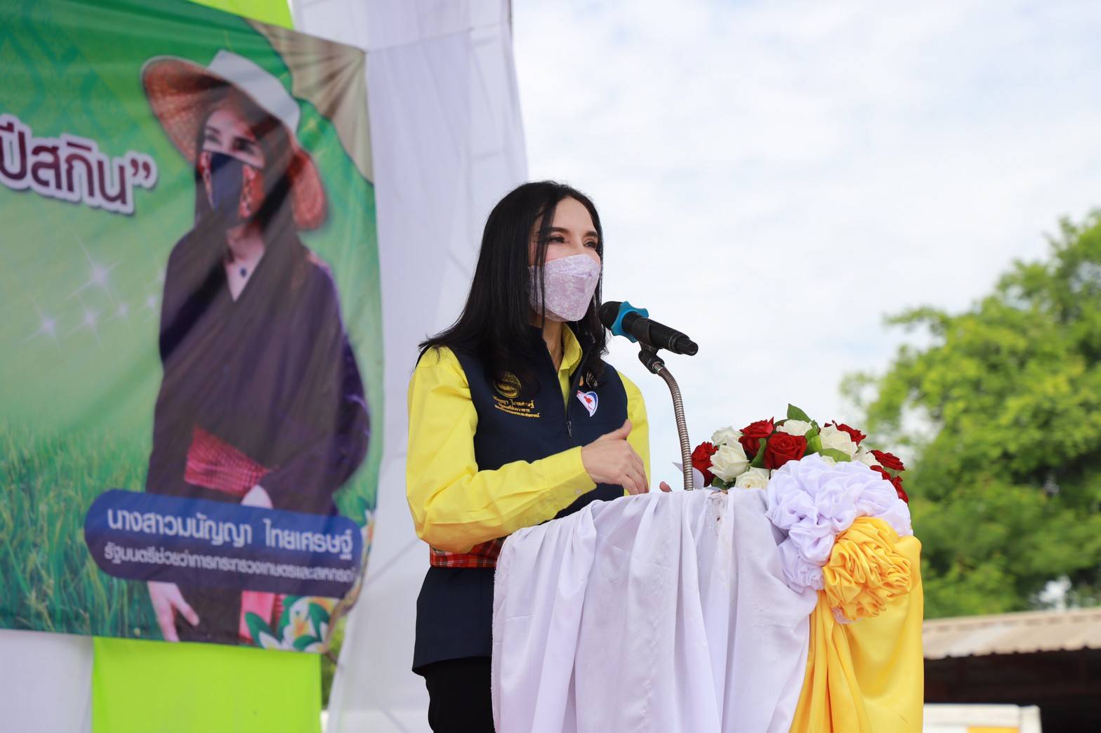 "รมช.มนัญญา" สร้างขวัญกำลังใจให้แก่เกษตรกร ลงพื้นที่มอบยากำจัดแมลง และยารักษาโรค ในโค และกระบือ เพื่อป้องกันการแพร่ระบาดของโรคลัมปี สกิน (Lumpy Skin Disease)