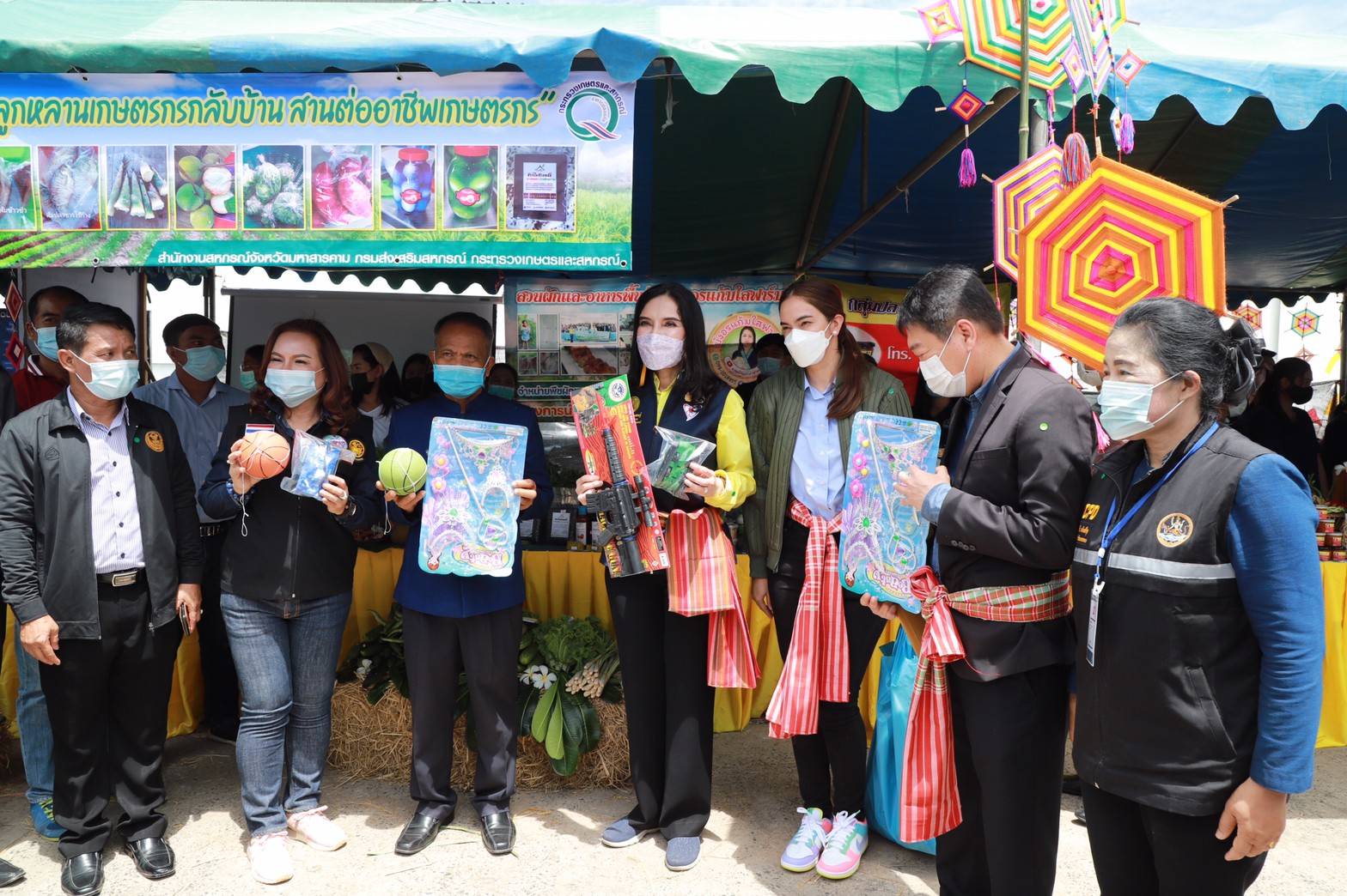 รมช.มนัญญา ไทยเศรษฐ์ ห่วงใยผู้ป่วยเด็กที่ติดเชื้อ Covid-19 จ.มหาสารคาม