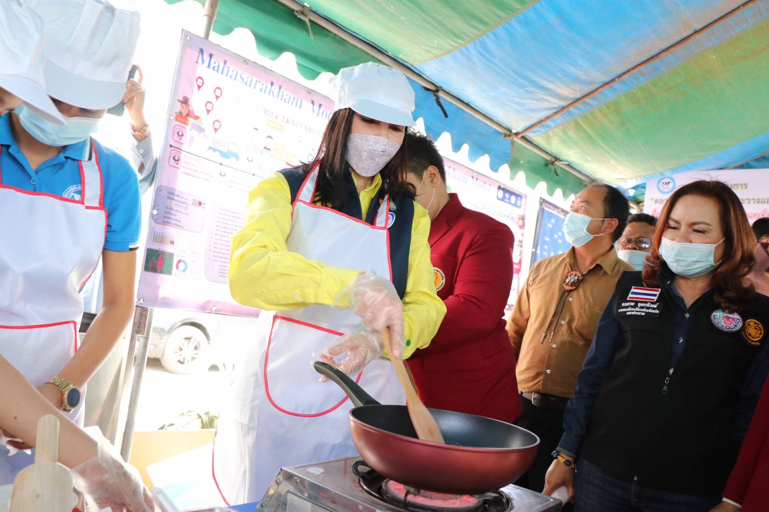 "รมช.มนัญญา" เยี่ยมชมบูธจัดแสดงผลผลิตทางการเกษตรของกลุ่มเกษตรกร และพบปะเกษตรกรรุ่นใหม่ที่เข้าร่วมโครงการนำลูกหลานเกษตรกรกลับบ้าน สานต่ออาชีพทางการเกษตร ในพื้นที่ จ.มหาสารคาม