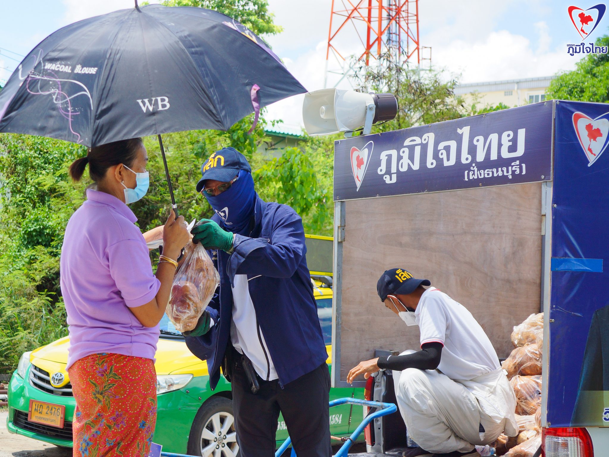 ส.ส.โชติพิพัฒน์ เตชะโสภณมณี พร้อมทีมงาน ลงพื้นที่แจกมันแกว (ครั้งที่1) แบ่งปันให้พี่น้องประชาชนชาวจอมทอง และธนบุรี ในช่วงสถานการณ์โควิด อย่างต่อเนื่อง และลงพื้นที่ฉีดพ่นยาฆ่าเชื้อไวรัสตามสถานที่ต่างๆอีกด้วย