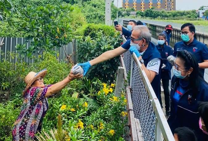 "ส.ส.มณฑล โพธิ์คาย" ห่วงใยพี่น้องประชาชน ที่ได้รับผลกระทบจากสถานการณ์ Covid-19 ลงพื้นที่มอบขนุนและฟักทอง ให้กับพี่น้องประชาชนในพื้นที่ เขตประเวศ กรุงเทพฯ