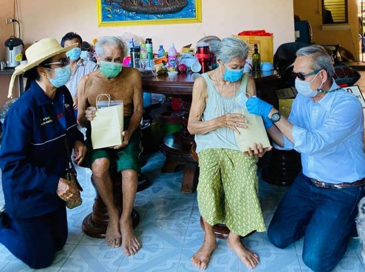 "ส.ส.มณฑล โพธิ์คาย" ห่วงใยพี่น้องประชาชน รุดหน้าลงพื้นที่เยี่ยมพี่น้องประชาชน เพื่อรับฟังปัญหาความเดือดร้อนต่างๆ ที่ส่งผลกระทบต่อการดำเนินชีวิตชุมชนคลองสิงห์โต