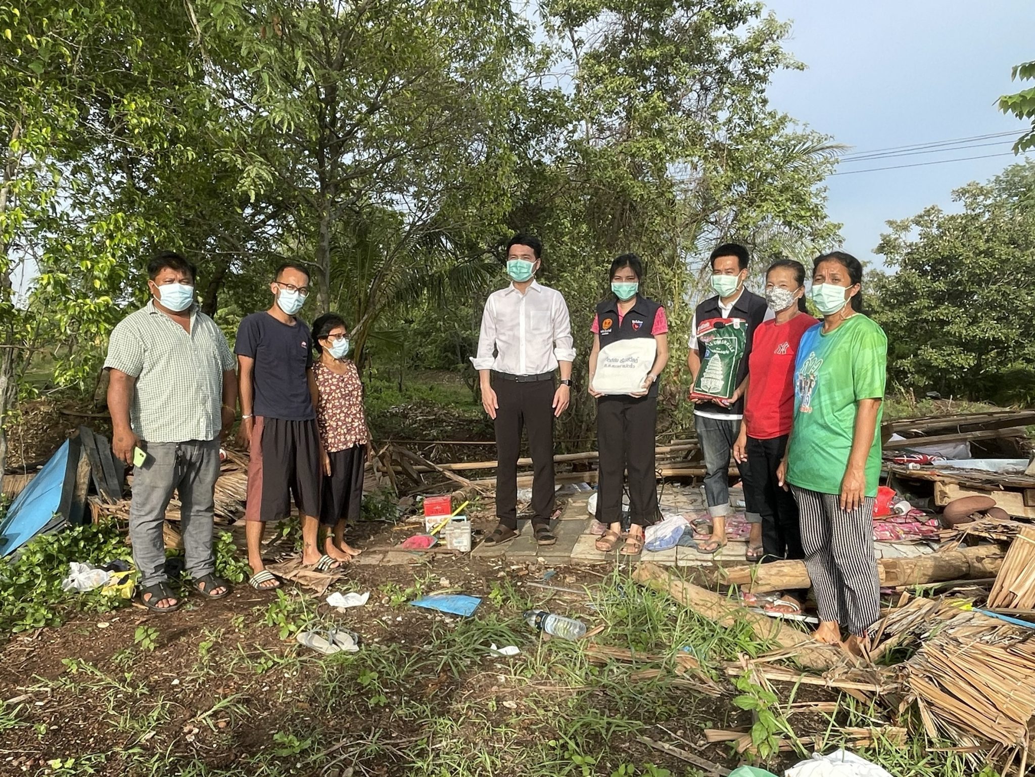 ส.ส.กิตติชัย เรืองสวัสดิ์ ลงพื้นที่พร้อมด้วยทีมงาน ช่วยเหลือผู้ประสบความเดือดร้อนจากพายุฤดูร้อน ต.บางพระ อ.เมือง จ.ฉะเชิงเทรา